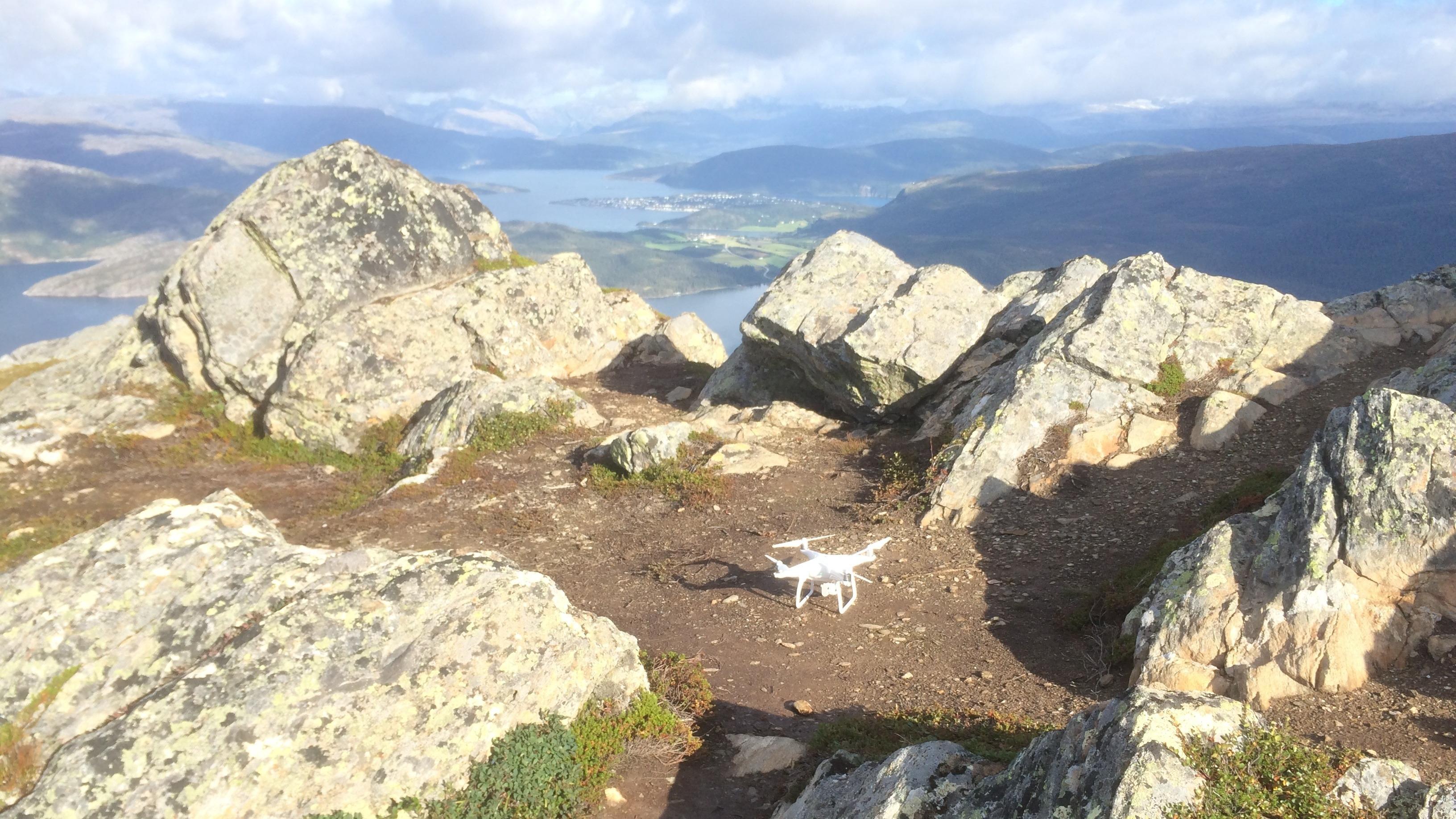 Her ble vi passelig stressa når dronen startet autolanding på grunn av lite batteri, i lav høyde over steinene rundt.