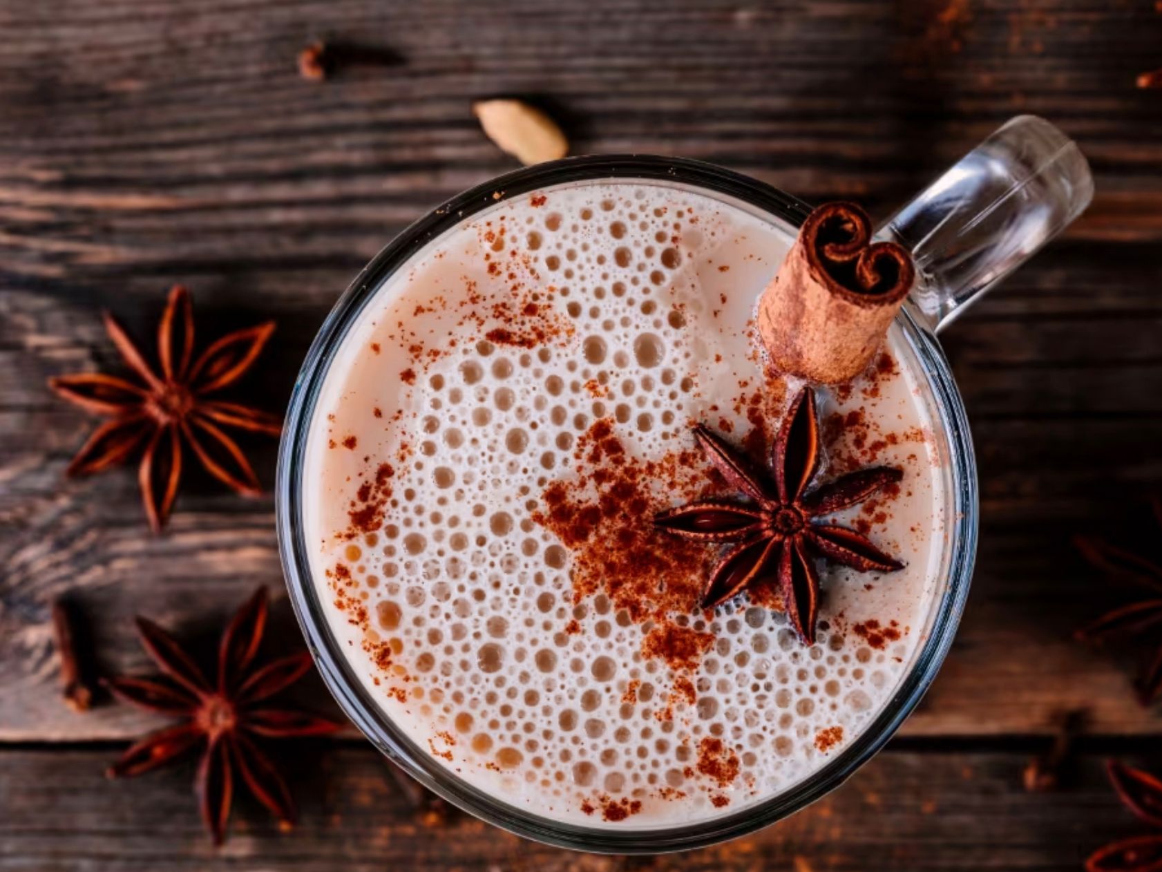 Chai latte med kryddiga smaker i stor mugg.