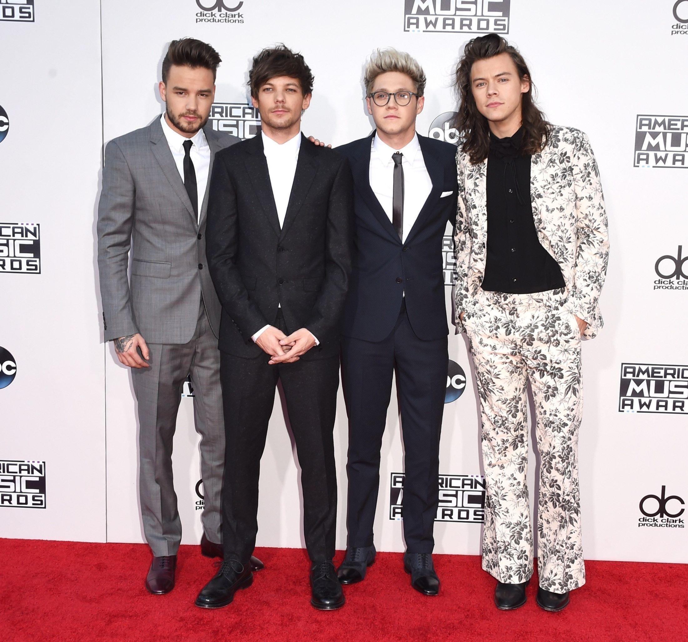 BLOMSTERDRESS: Liam Payne, Louis Tomlinson, Niall Horan og Harry Styles på American Music Awards. Foto: AFP