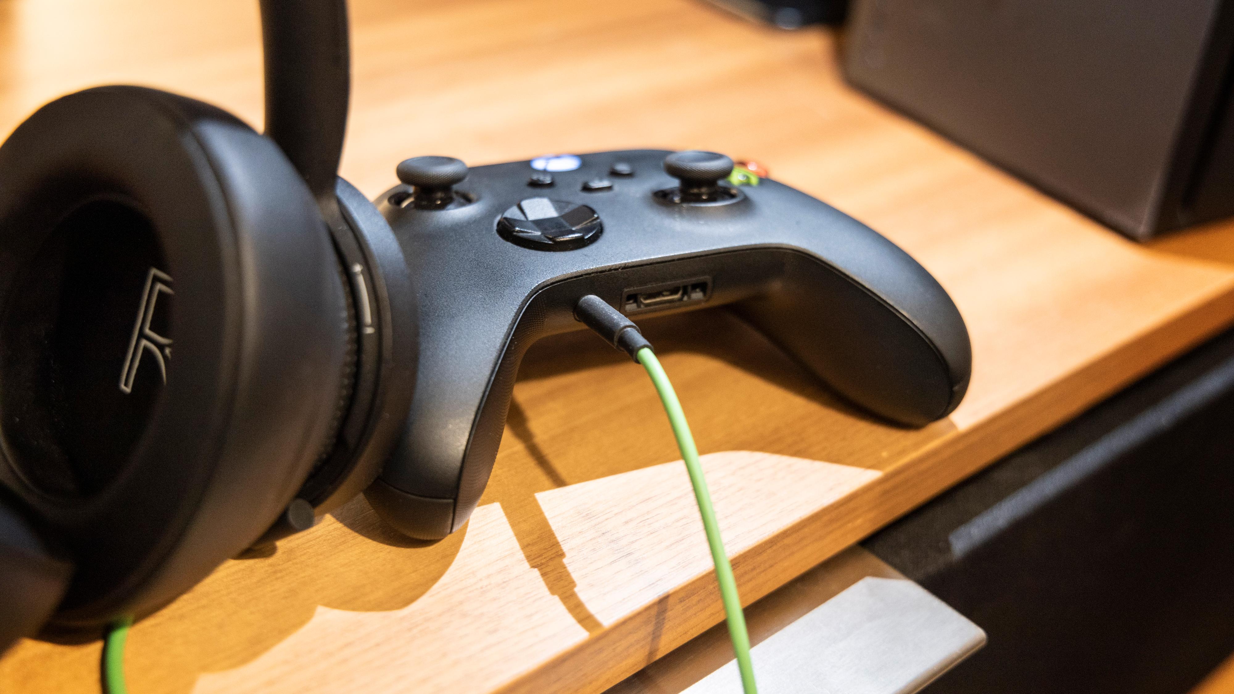 Xbox-kontrolleren har egen utgang for hodetelefoner. 