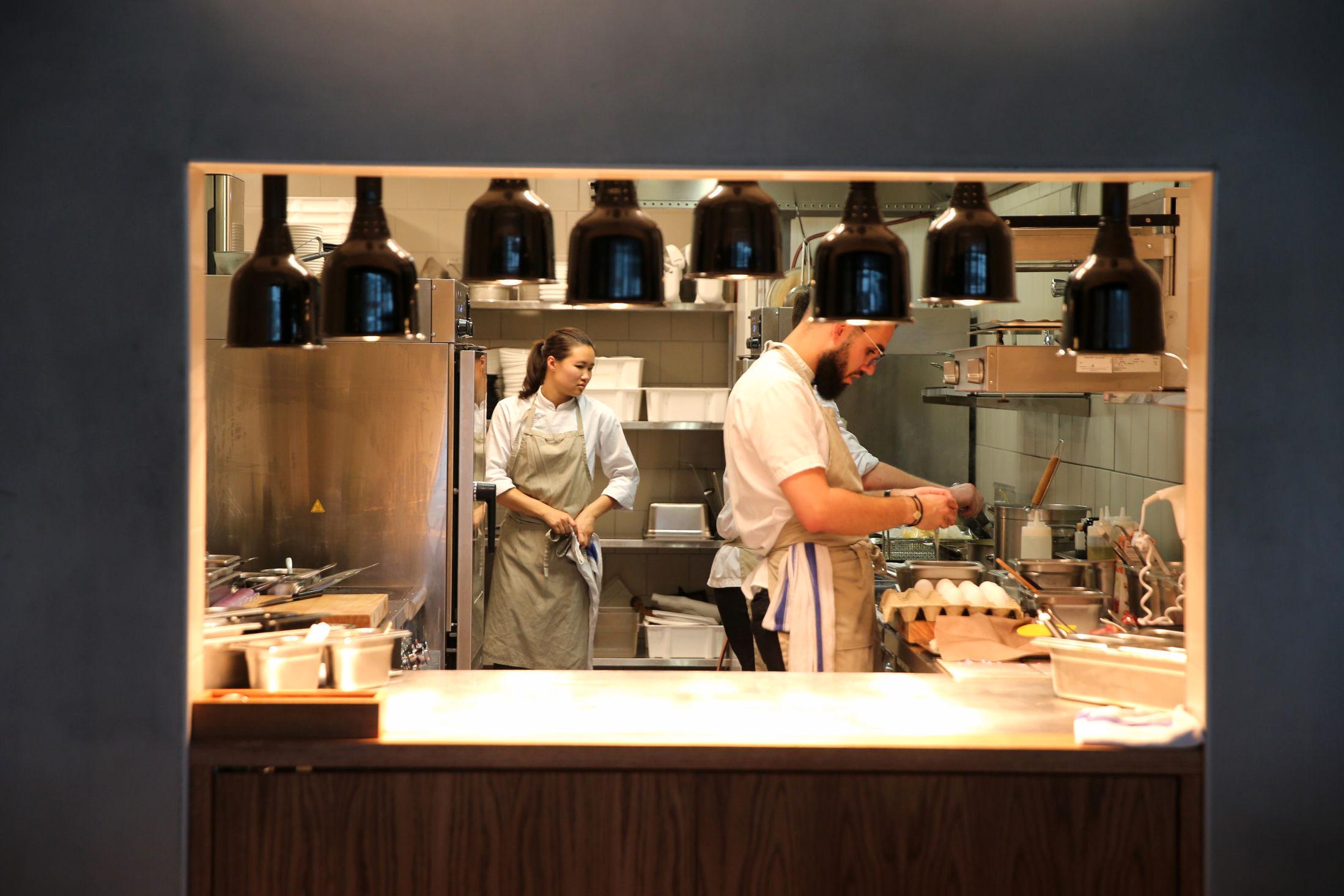 PÅ KJØKKENET: VGs anmelder mener restauranten serverer herlig, klassisk fransk mat for alle pengene. Foto: Trond Solberg/VG