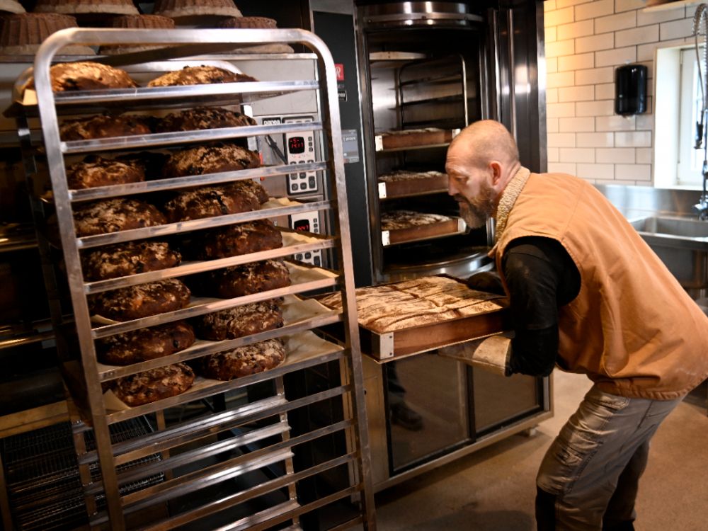 Johan Sörberg öppnar sitt bageri för försäljning ungefär en gång i månaden.