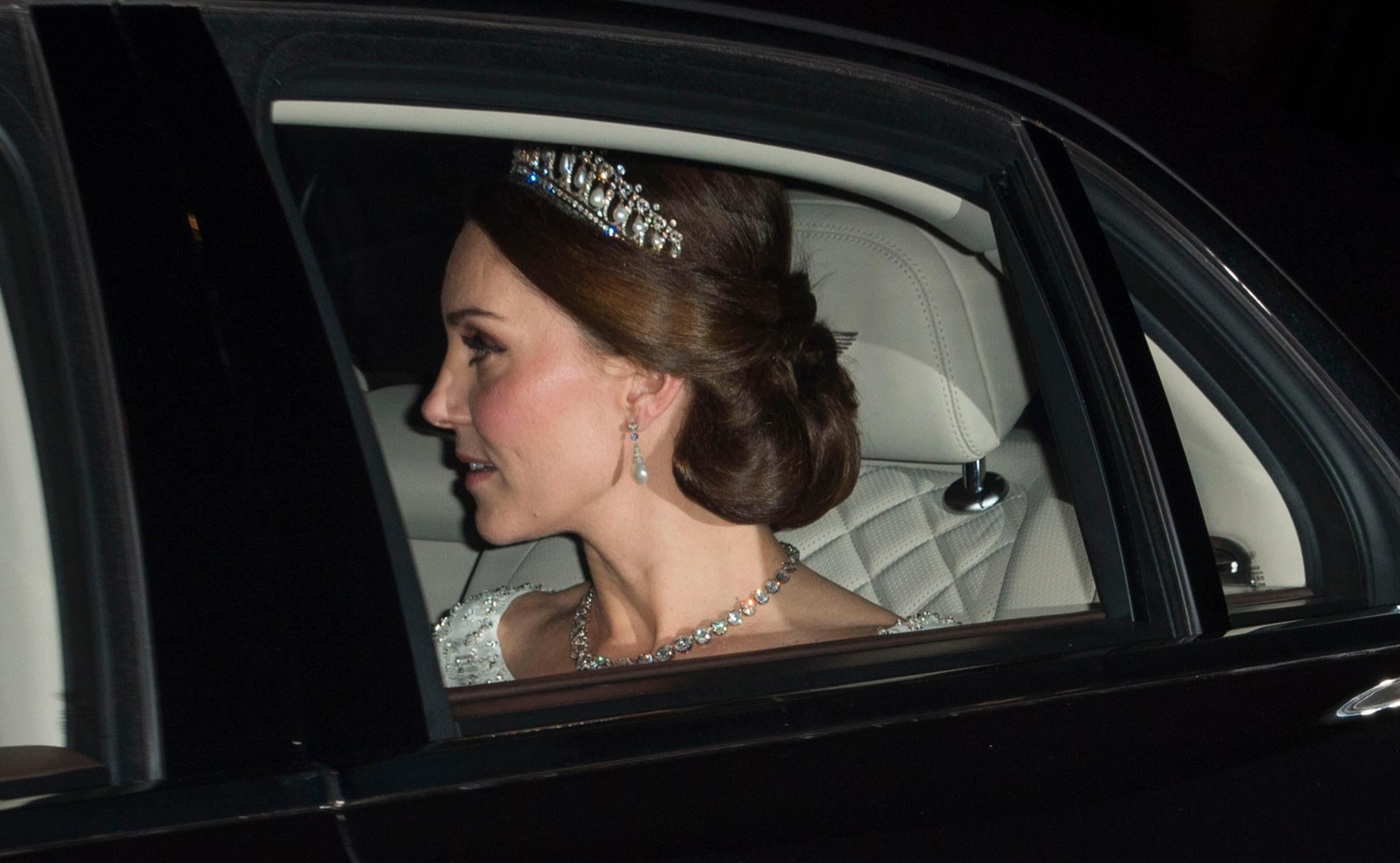 VINTERFEST: Hertuginne Kate ble ikke fotografert annet enn i bilen på vei til Buckingham palace på tirsdag. Foto: Getty Images
