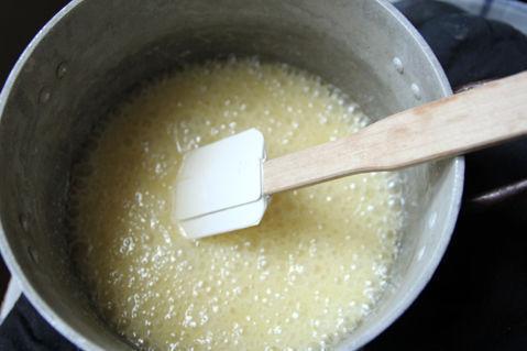 4. Kok dette på middels varme til alt sukkeret har løst seg opp og la det koke i 5 minutter til. Husk å røre av og til. Foto: Caroline Gannefors