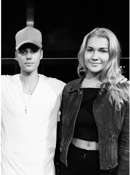 STJERNEMØTE: Andrea og Marius Borg Høiby fikk møte Justin Bieber før den mye omtalte skandalekonserten. Foto: andreazeline.com