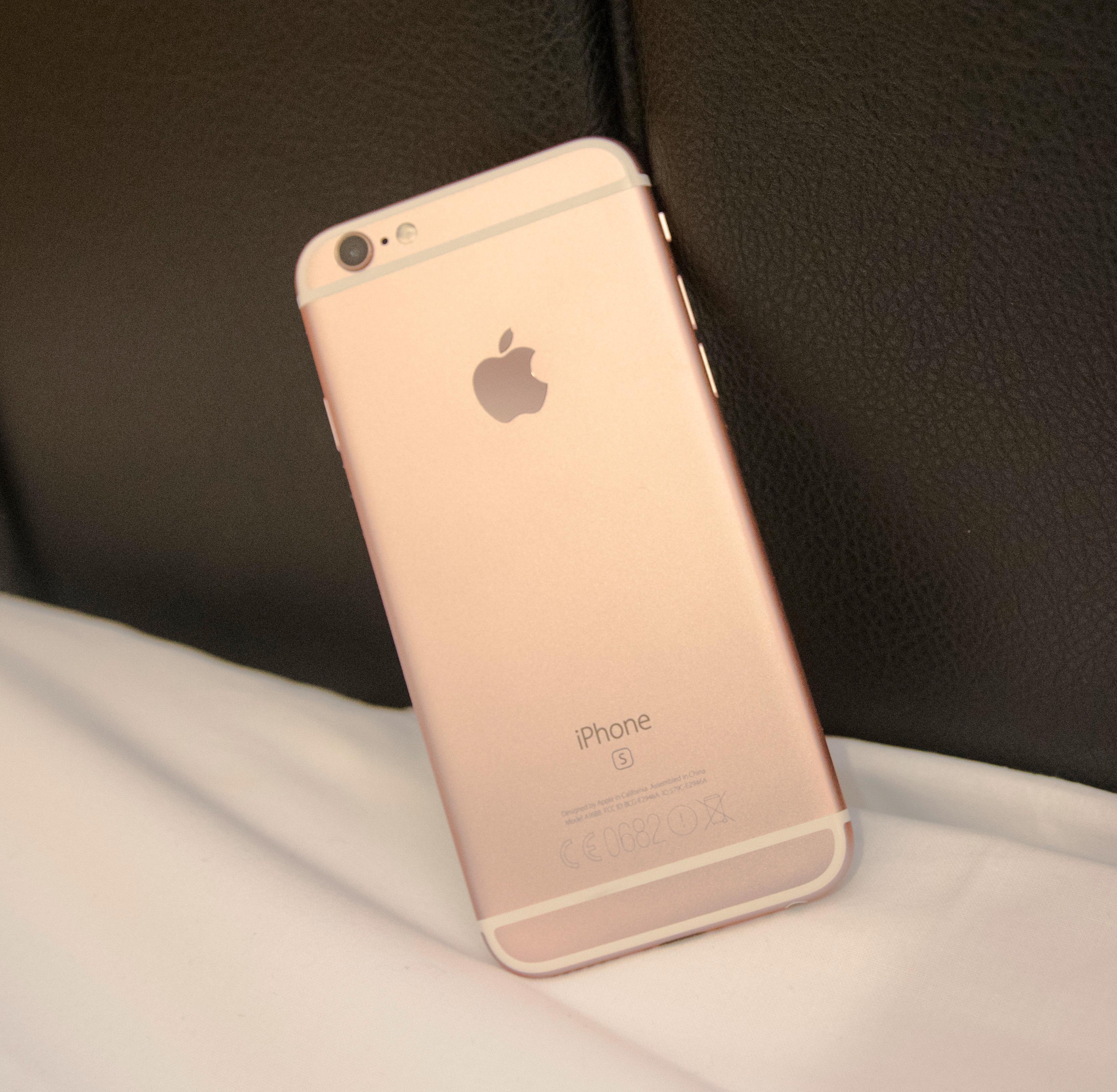 Som tidligere modeller er iPhone 6S velbygget og pen å se til. Nytt av året er at den er tilgjengelig i en slags rosa gullfarge. Foto: Finn Jarle Kvalheim, Tek.no
