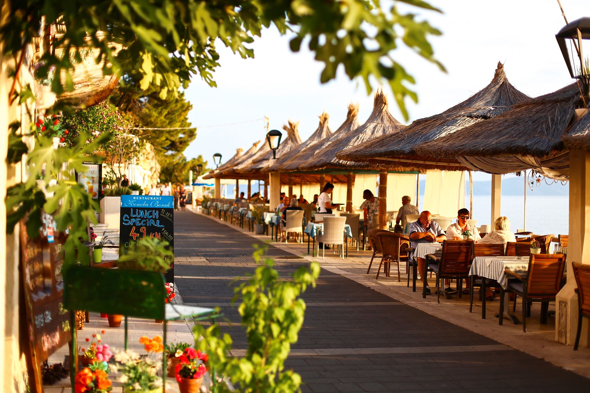 Promenaden i Makarskas Riviera bugner over av aktiviteter – fra hoppeslott til lekeplasser, butikker og markedsboder.