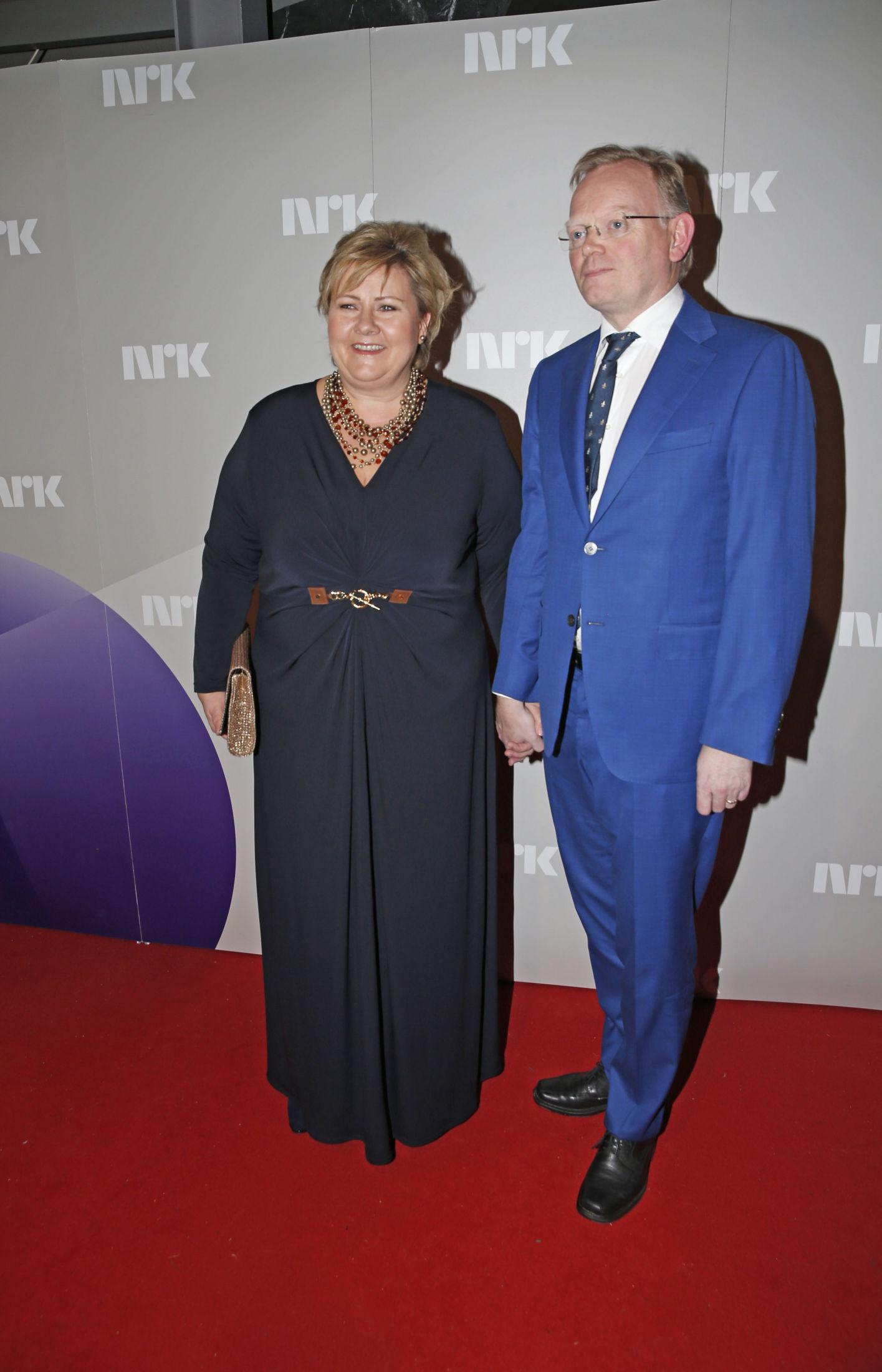 HYLLES: Statsminister Erna Solberg gikk for en mørkeblå Micheal Kors-kjole og hylles av fungerende MinMote-leder Martine Lunder.  Foto: Terje Bendiksby / NTB scanpix