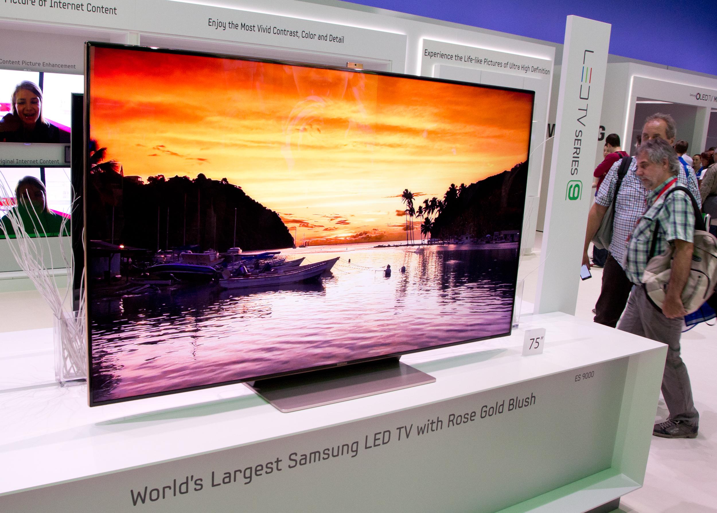Samsung viser frem sin nye 75-tommer i 9-serien.