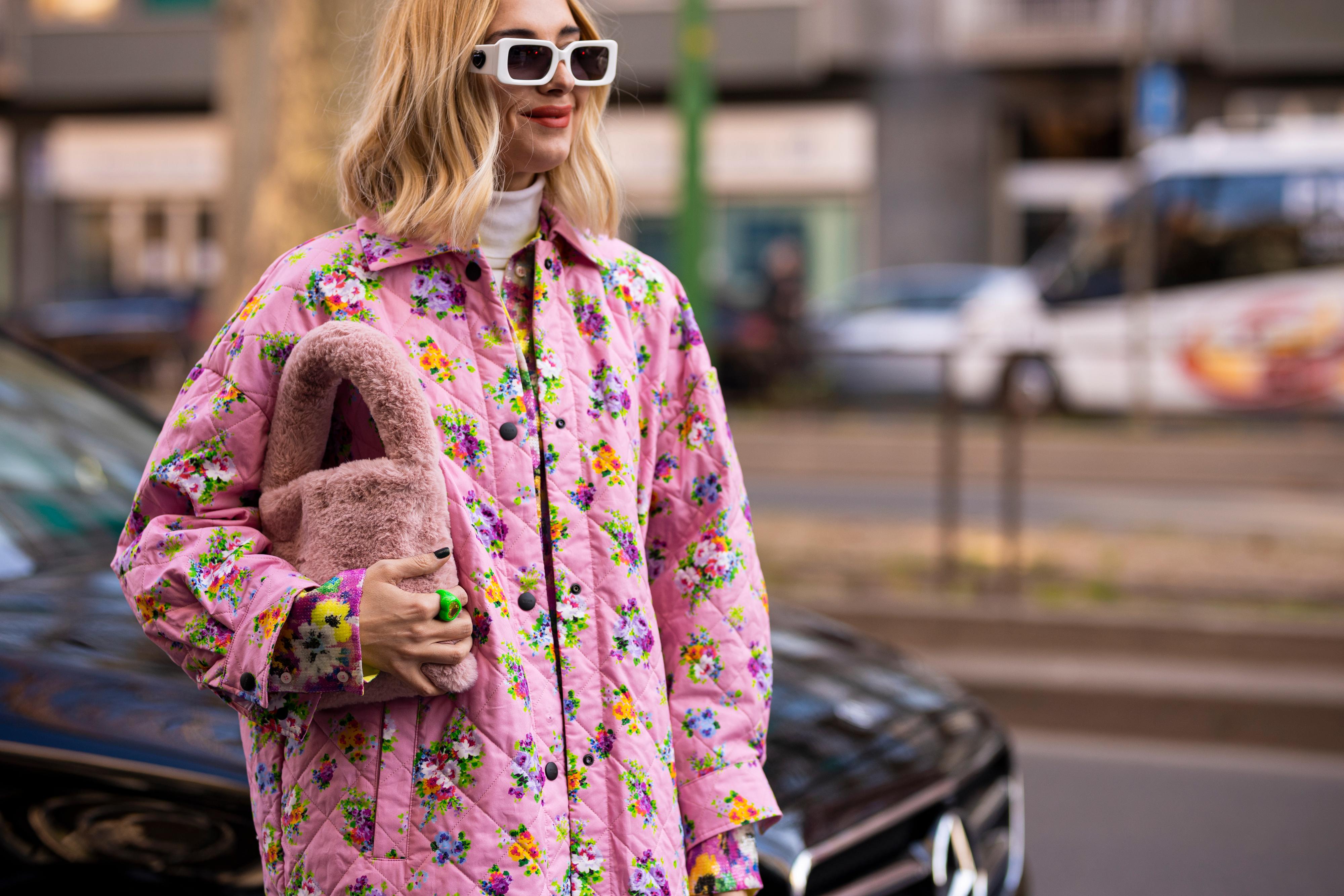 VÅRLIG: Quiltede jakker er blant vårens trender, og det var også synlig under moteuken i Milano. Se merke og pris på jakken i saken. 