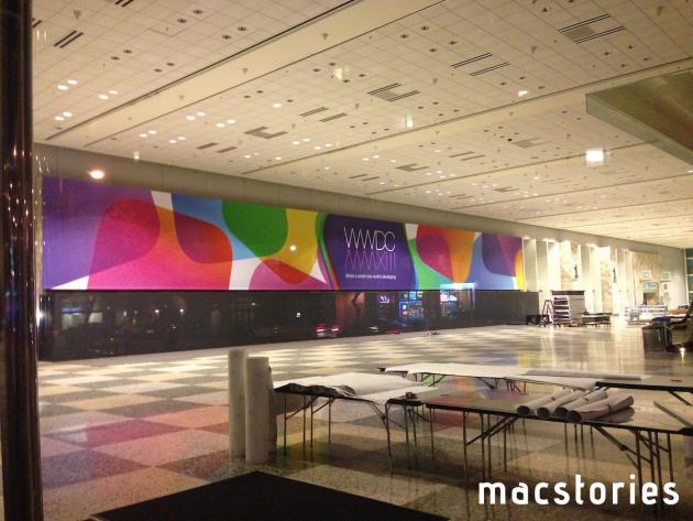 Apple har begynt å dekorere Moscone West Convention Center i San Francisco før utviklerkonferansen starter mandag 10. Noen tror grafikken hinter om iPhone i flere farger – mens de fleste tror det har med iOS 7 å gjøre.Foto: Macstories.net