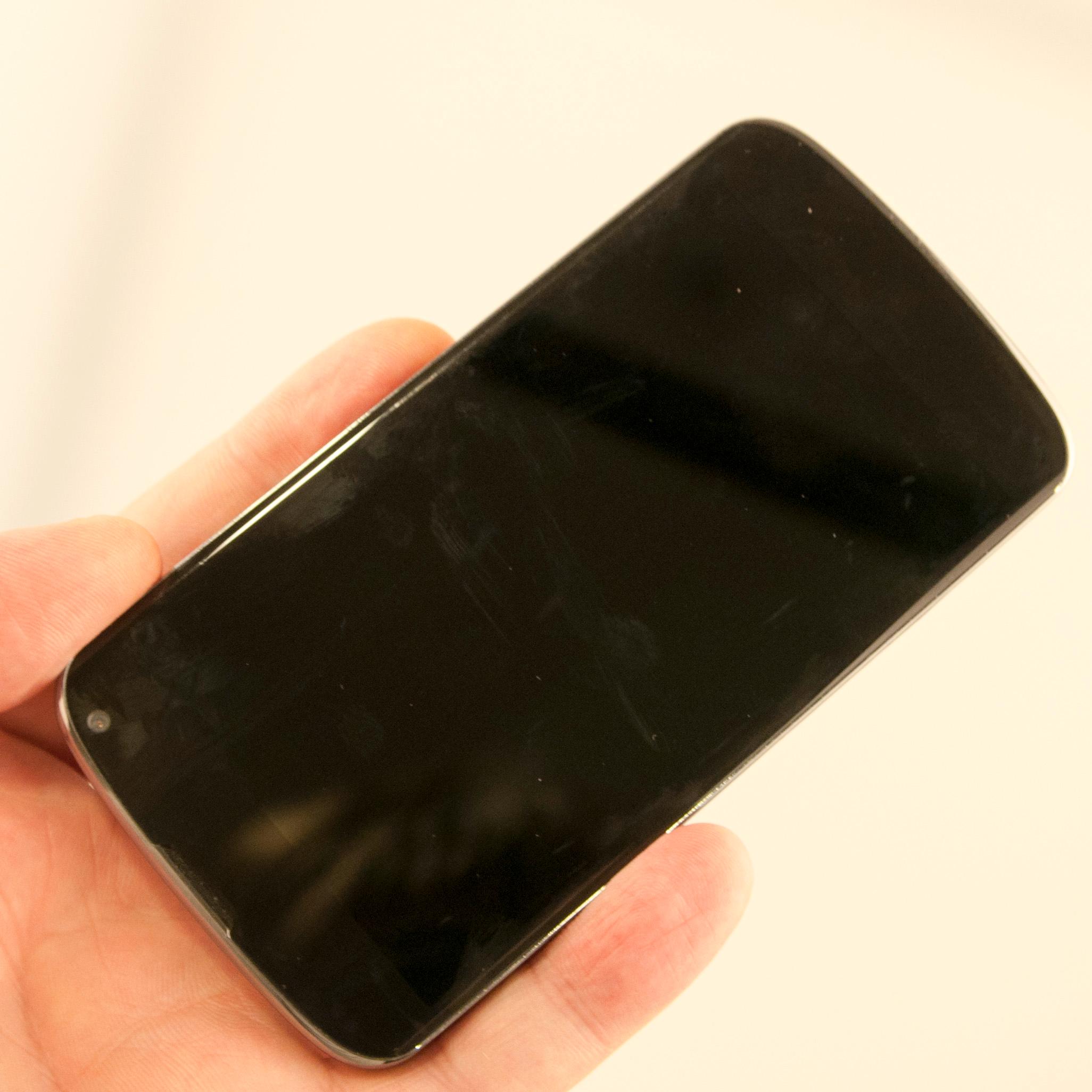 Før vi ble vant til Nexus 4 var plukket vi den ofte opp av lommen opp ned.
