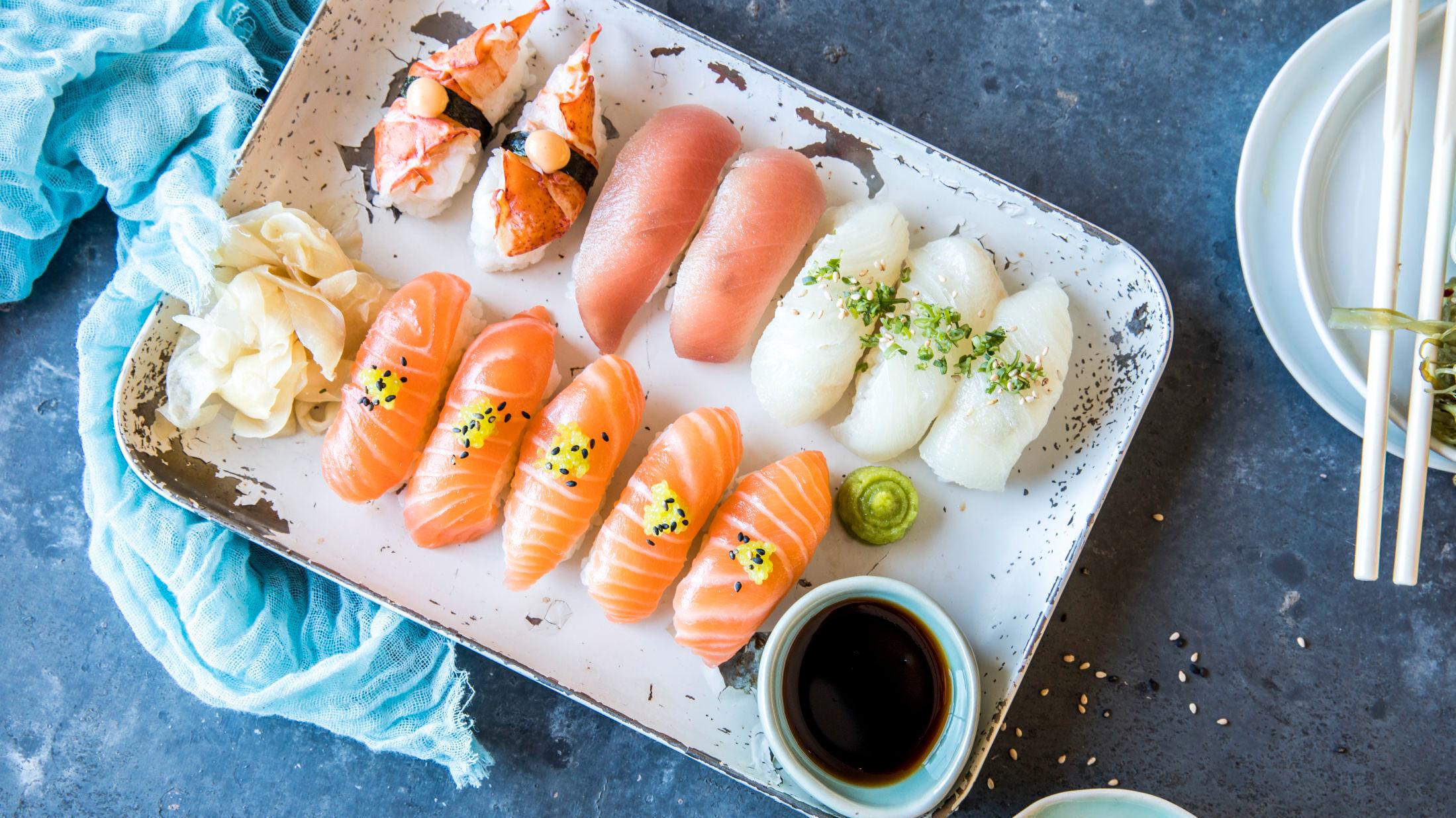 LETT OG GODT: Sushi kommer i mange varianter, være seg nigiri, maki eller futomaki. Men felles for dem alle er at det smaker kjempegodt. Foto: Sara Johannessen/VG