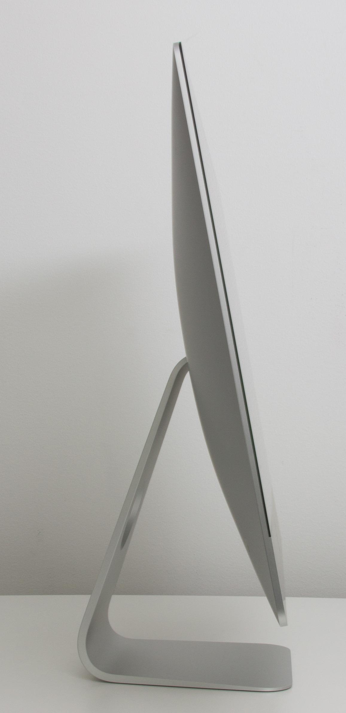I profil se vi hvordan iMac blir tykkere mot midten.Foto: Anders Brattensborg Smedsrud, Hardware.no