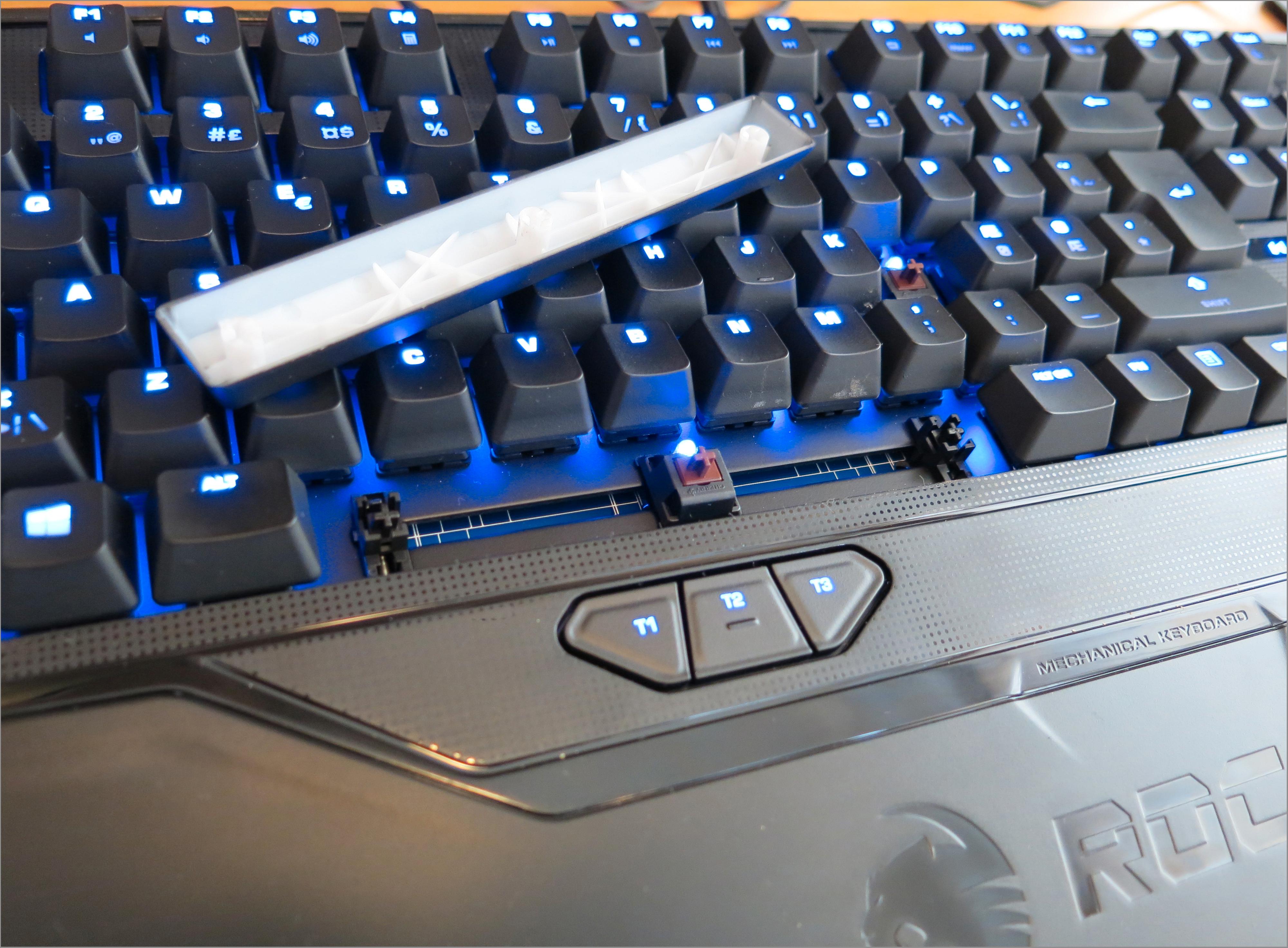 Cherry MX Brown-bryterne har hver sin egen LED, som lyser i velkjent blåfarge. Foto: Torstein Sørnes, Hardware.no