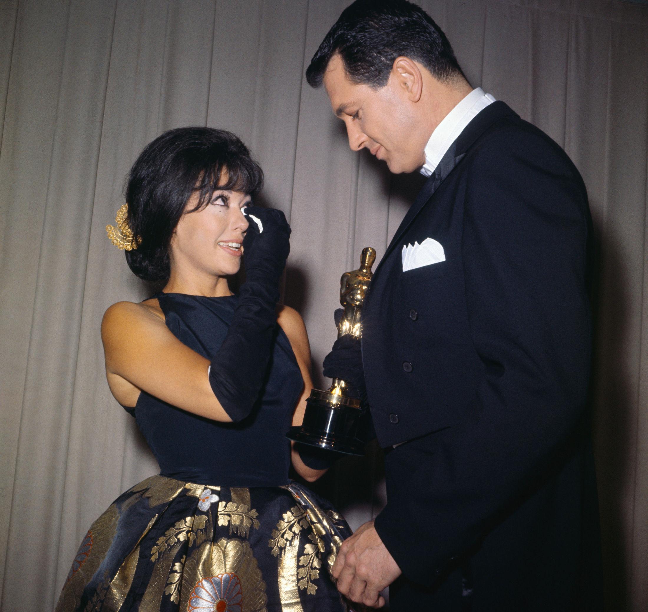 DEN GANG DA: Rita Moreno og Rock Hudson etter at Moreno tok i mot sin Oscar-statuett for «Beste kvinnlige birolle» i filmen «West side story». Foto: Getty Images.