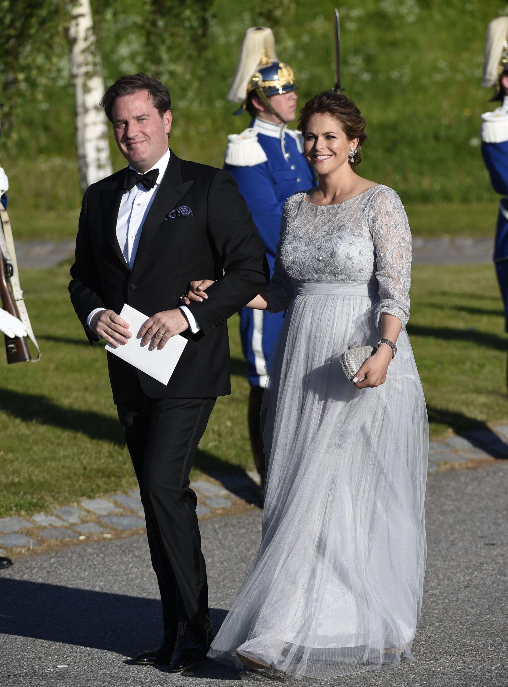 BEST KLEDD: Prinsesse Madeleine og Chris O'Neill ankom festen i bil. Madeleine var iført en grå lang kjole med matchende tilbehør. Foto: Anders Wiklund/NTB scanpix