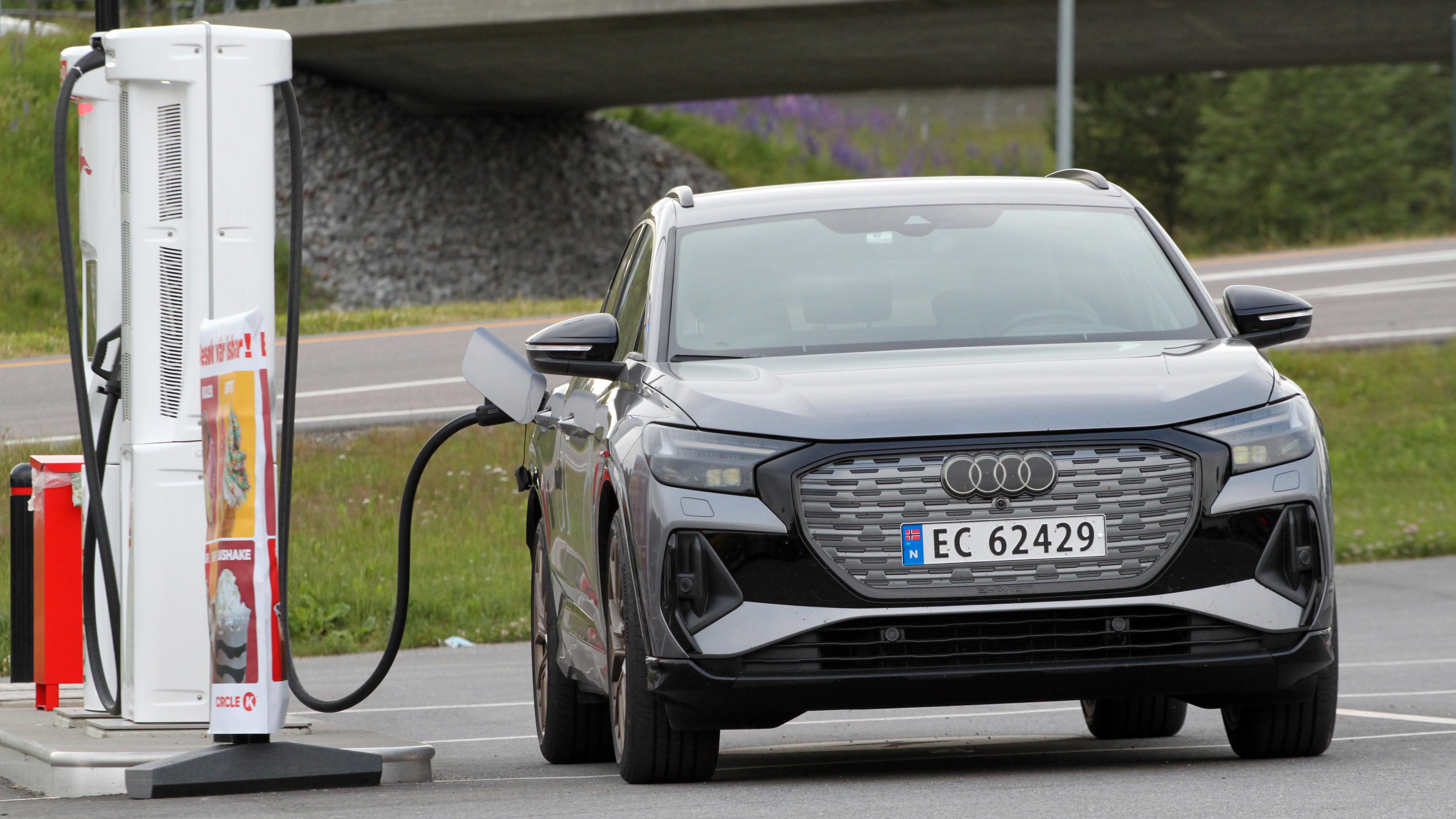Audi og resten av Volkswagen-gruppen er blant selskapene som er med i arbeidet med å utvikle et såkalt «batteripass» for elbilbatterier. Der skal du enkelt kunne finne informasjon om hvor råmaterialene er fra og om de er produsert uten barnearbeid. 
