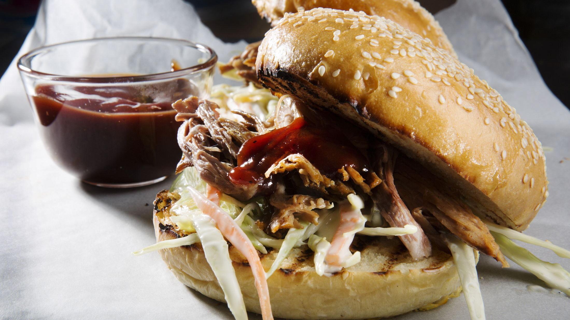 ENKELT OG GODT: Fylte hamburgerbrød med crispy coleslaw og revet svinekjøtt. Foto: Magnar Kirknes/VG