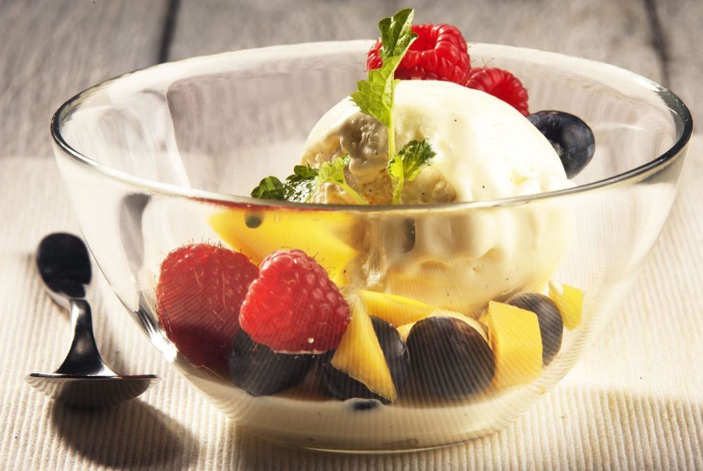 DESSERT DU KAN NYTE: Lettis eller yoghurtis inneholder mindre fett og kalorier enn fløteis. En kule på 60 gram sammen med litt frukt og bær gir ca 150 kcal.