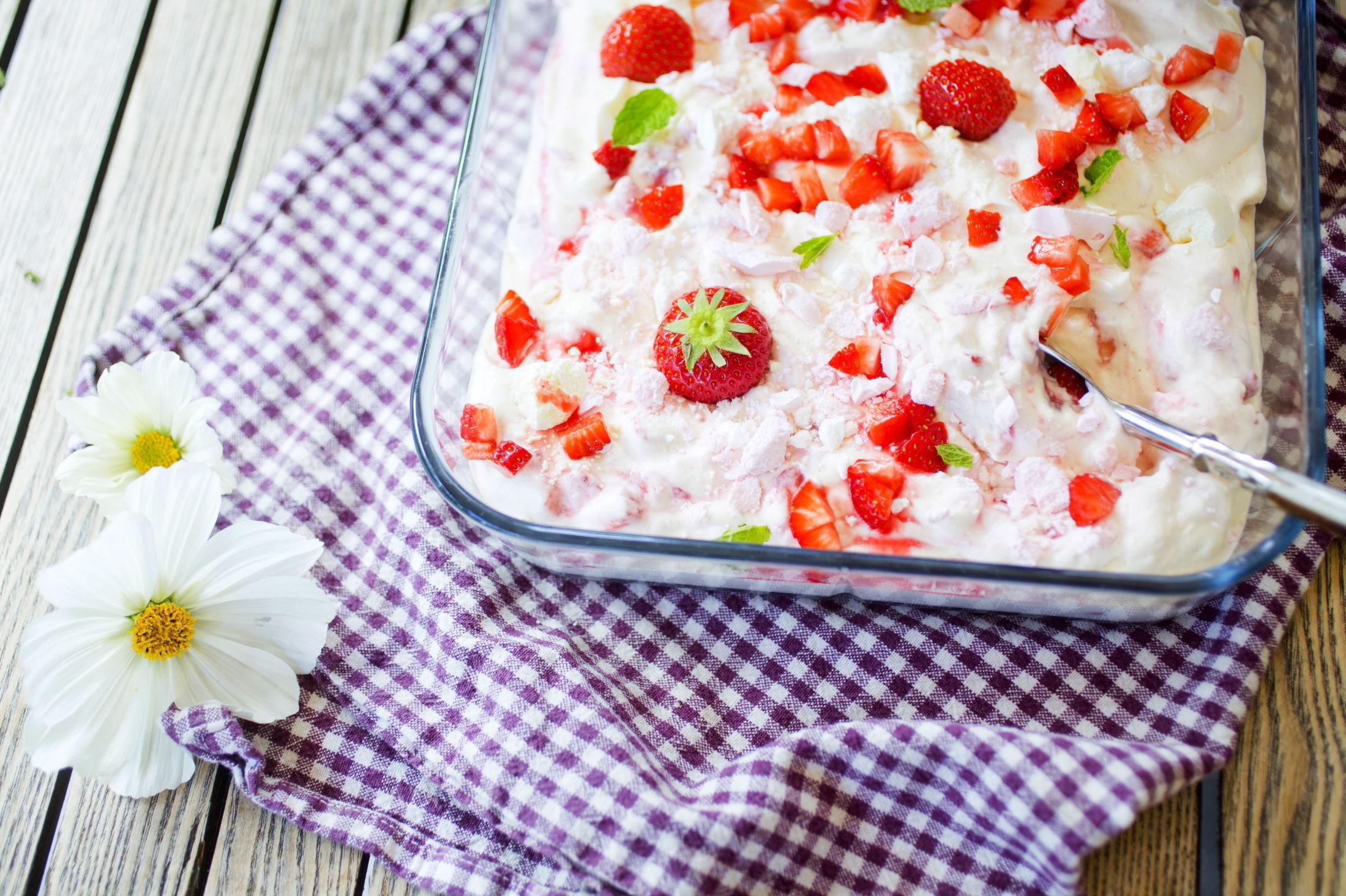 FESTMAT: Jordbær egner seg på sommerbordet, her til Lise Finckenhagens nydelige dessert «Eton mess». Foto: Sara Johannessen
