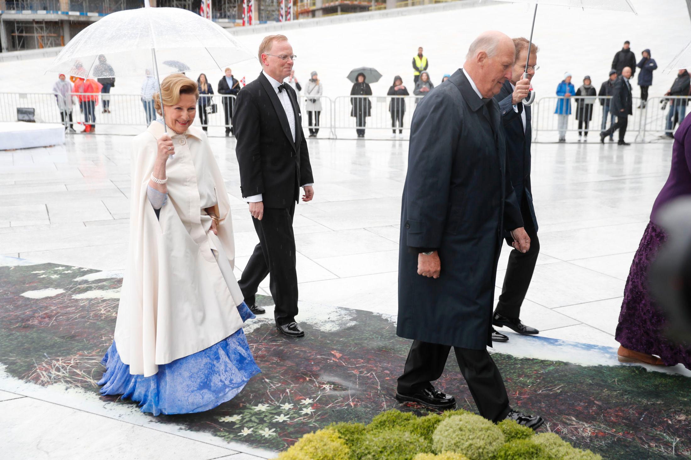 FOTSID: Dronning Sonja hadde på seg lang, hvit cape da hun ankom Operaen. Under capen kan man se en blå kjole med broderier.