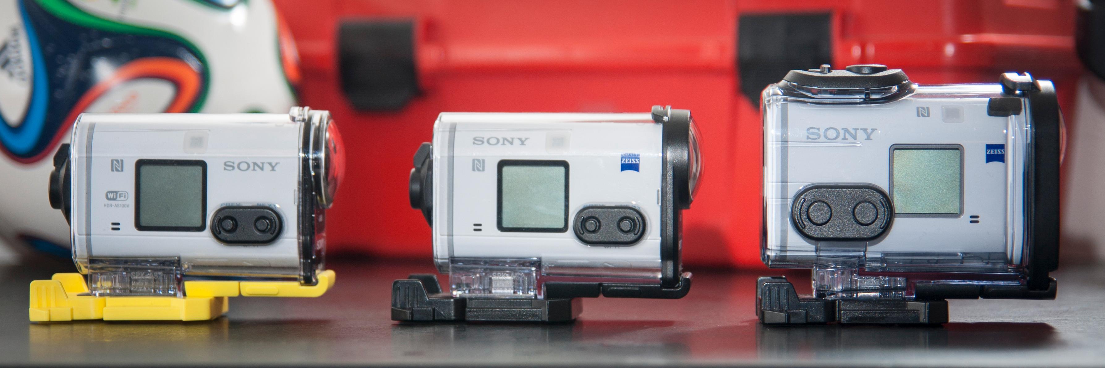 Fra venstre: HDR-AS100V, HDR-AS200V, FDR-X1000X. X1000V har opptaksknappen plassert på toppen av kameraet.