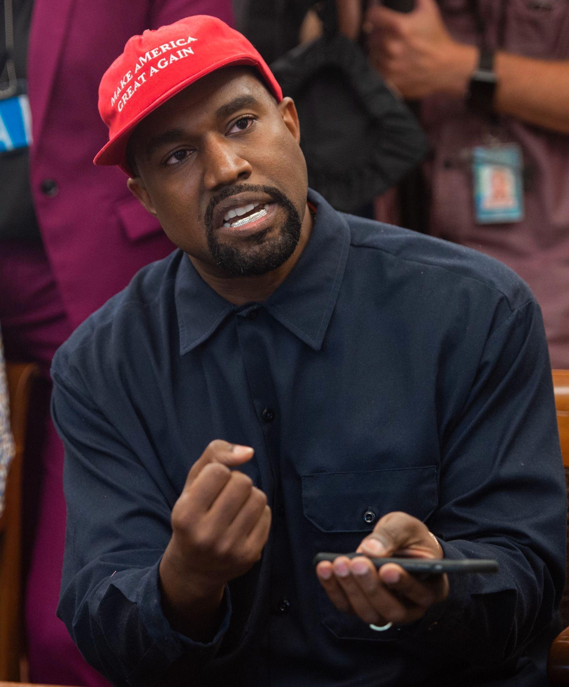 CAPSEN PÅ PLASS: Kanye West med president Donald Trumps kampanje-caps med påskriften «Make America Great Again». Foto: AFP