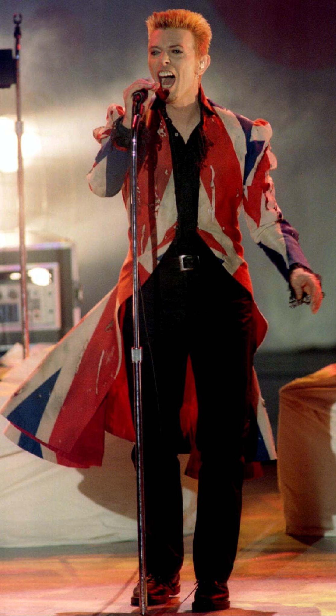 NY STIL IGJEN: Bowie brukte kåpen fra Alexander McQueen både på coveret av «Earthling» og på scenen. Foto: NTB Scanpix