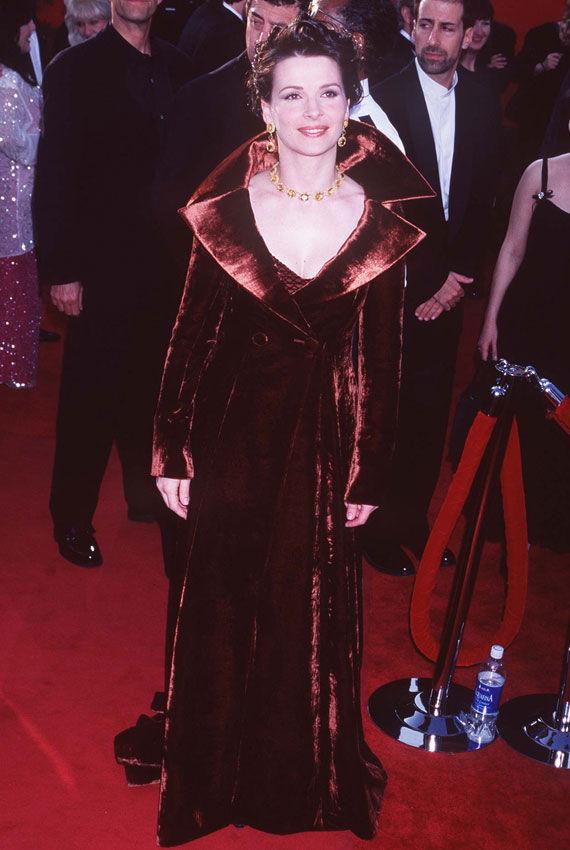 KAPPE: Svært få kler velur fra topp til tå, og den vakre franske skuespilleren Juliette Binoche er nok et eksempel på nettopp det. Ingenting er flatterende med antrekket, og kragen på kappen får henne til å se ut som en eventyrfigur. Foto: Getty Images