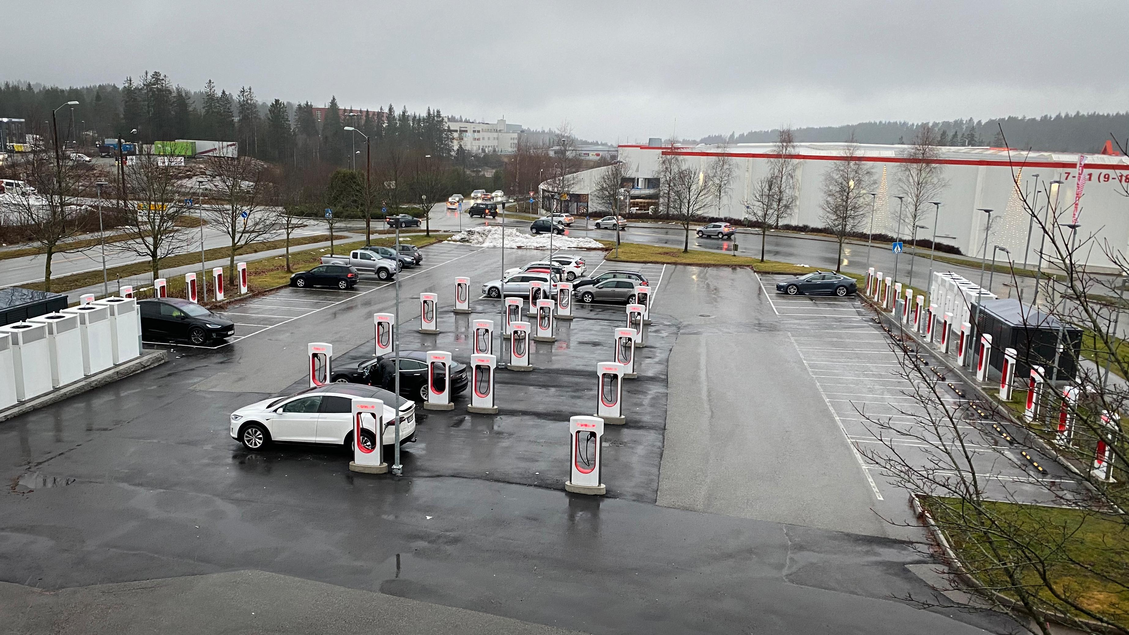 Supercharger-stasjonen på Liertoppen er nå Europas største i antall V3-stolper. 