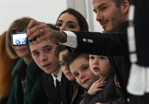 SELFIE: David Beckham foreviget motevisningen til kona med et bilde av seg selv og sønnene Brooklyn (f.v.), Romeo, Cruz, og datteren Harper. Foto: NTB Scanpix