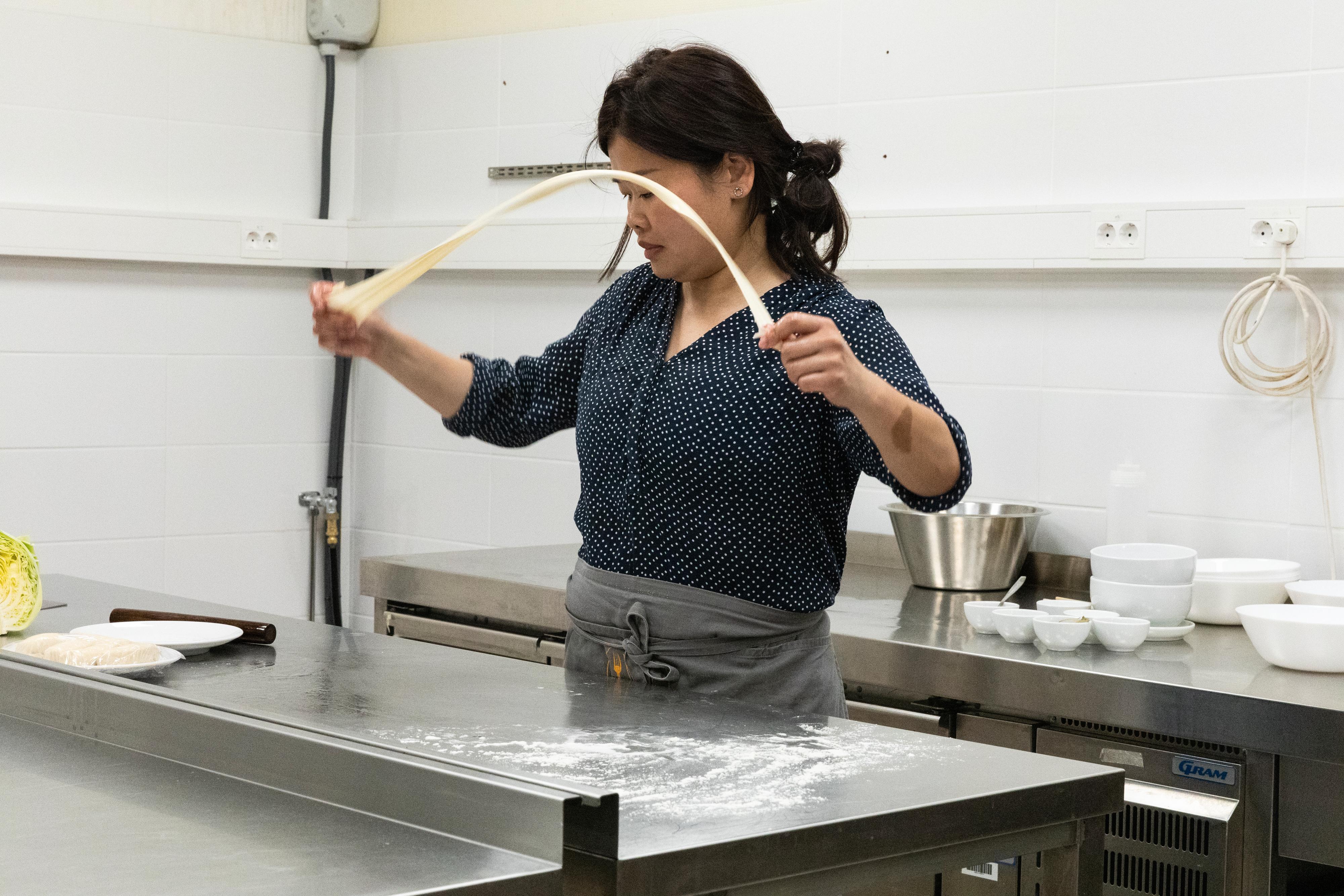 BIANG BIANG: Kokk Sue Zhou lager biang biang-nudler, som også kalles «hand pulled noodles».