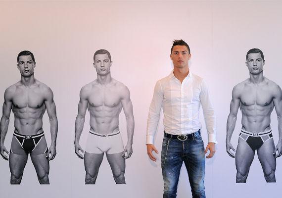 I BARISEN: Cristiano Ronaldo lanserte torsdag kveld sin undertøyskolleksjon. Han fronter selv kampanjen som består av lettkledde bilder av fotballstjernen. Foto: Getty images/ All over press