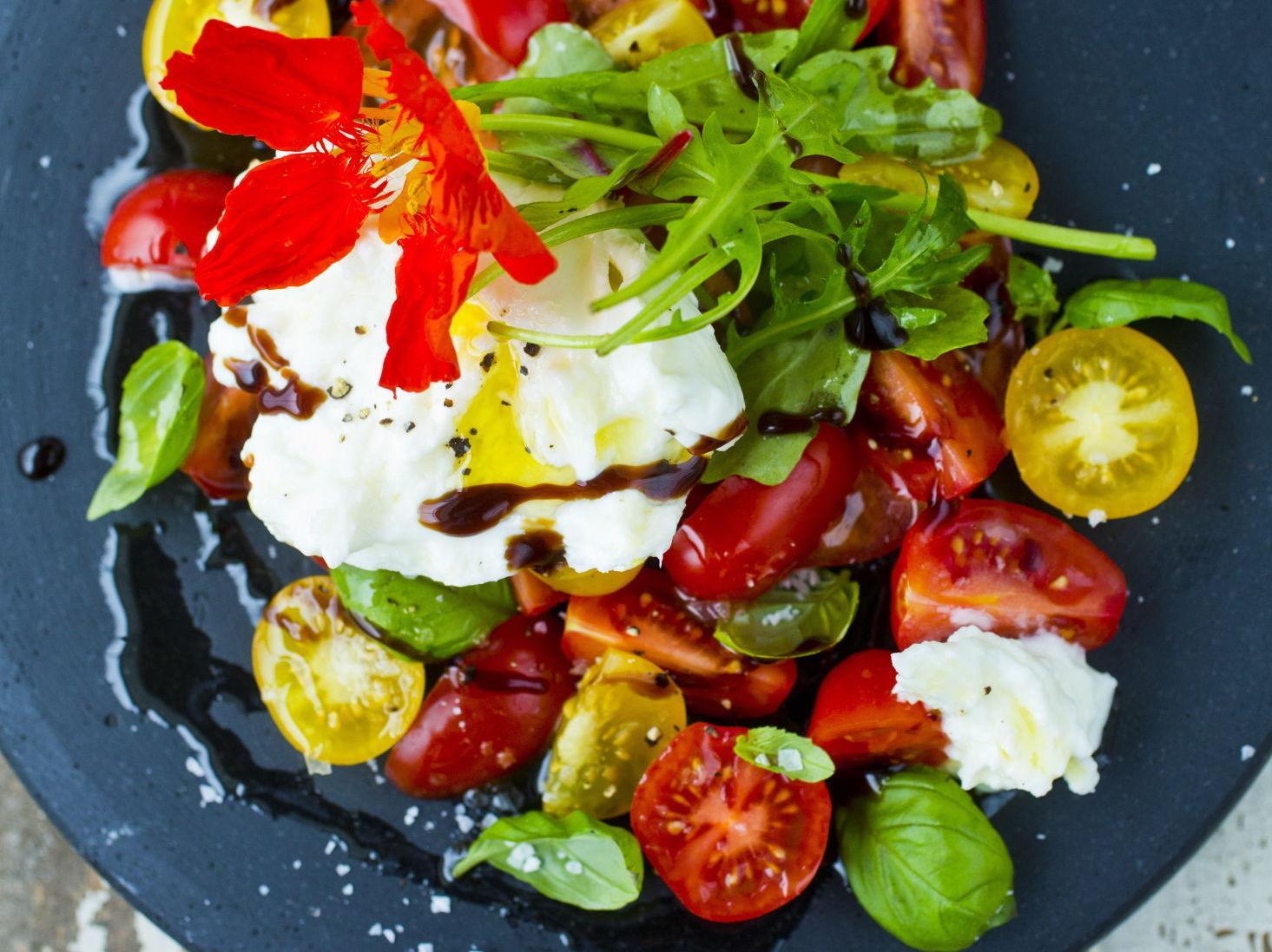VÅRLIG: Tomatsalat med bøffelmozzarella er en enkel og smakfull rett. Oppskriften finner du her. Foto: Sara Johannessen/VG