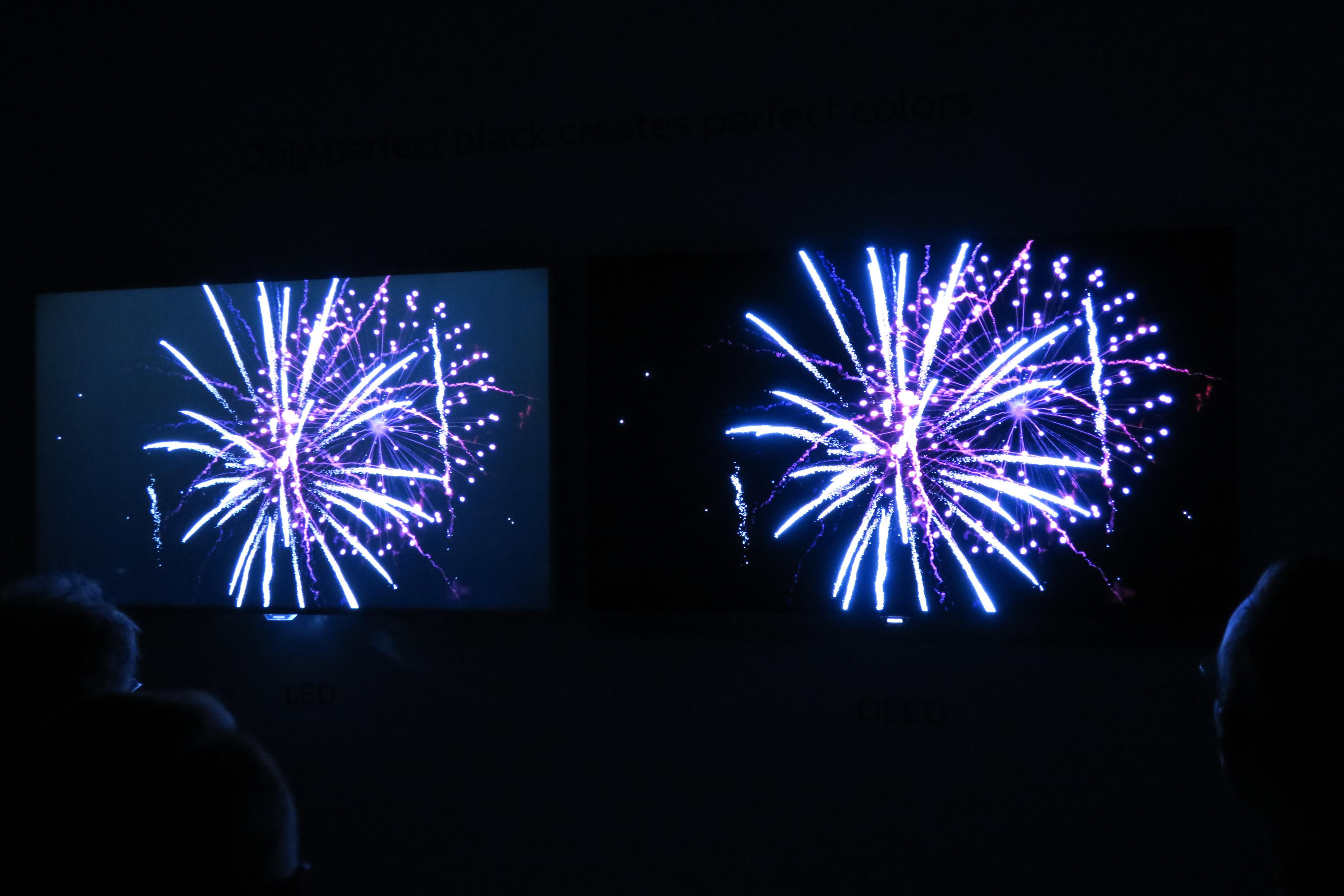 Her kan du se Philips 2015-LCD til venstre mot årets toppmodell med OLED-teknologi til høyre.
