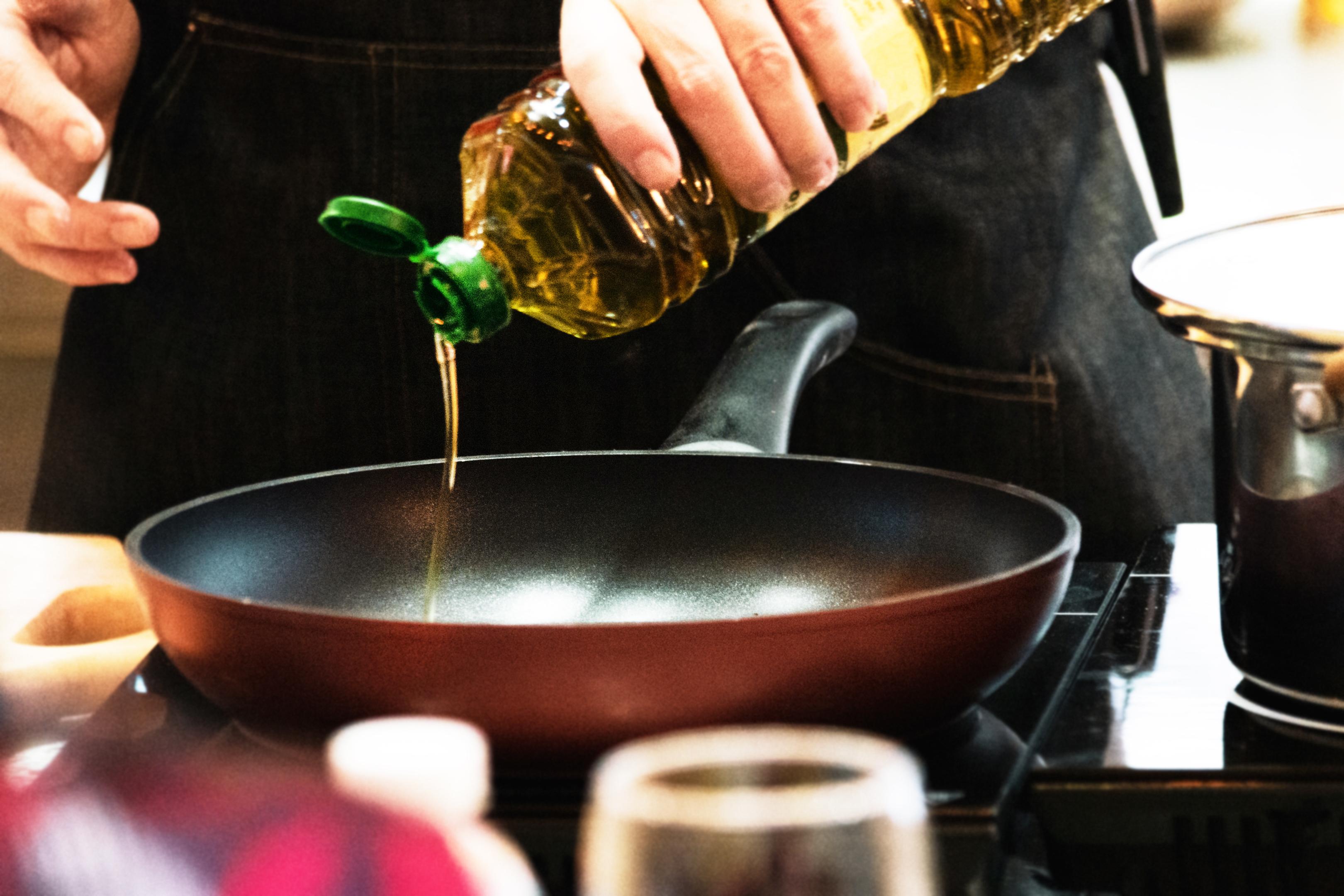 RAFFINERT: Dropp kaldpresset olivenolje til steking for å unngå usmak.