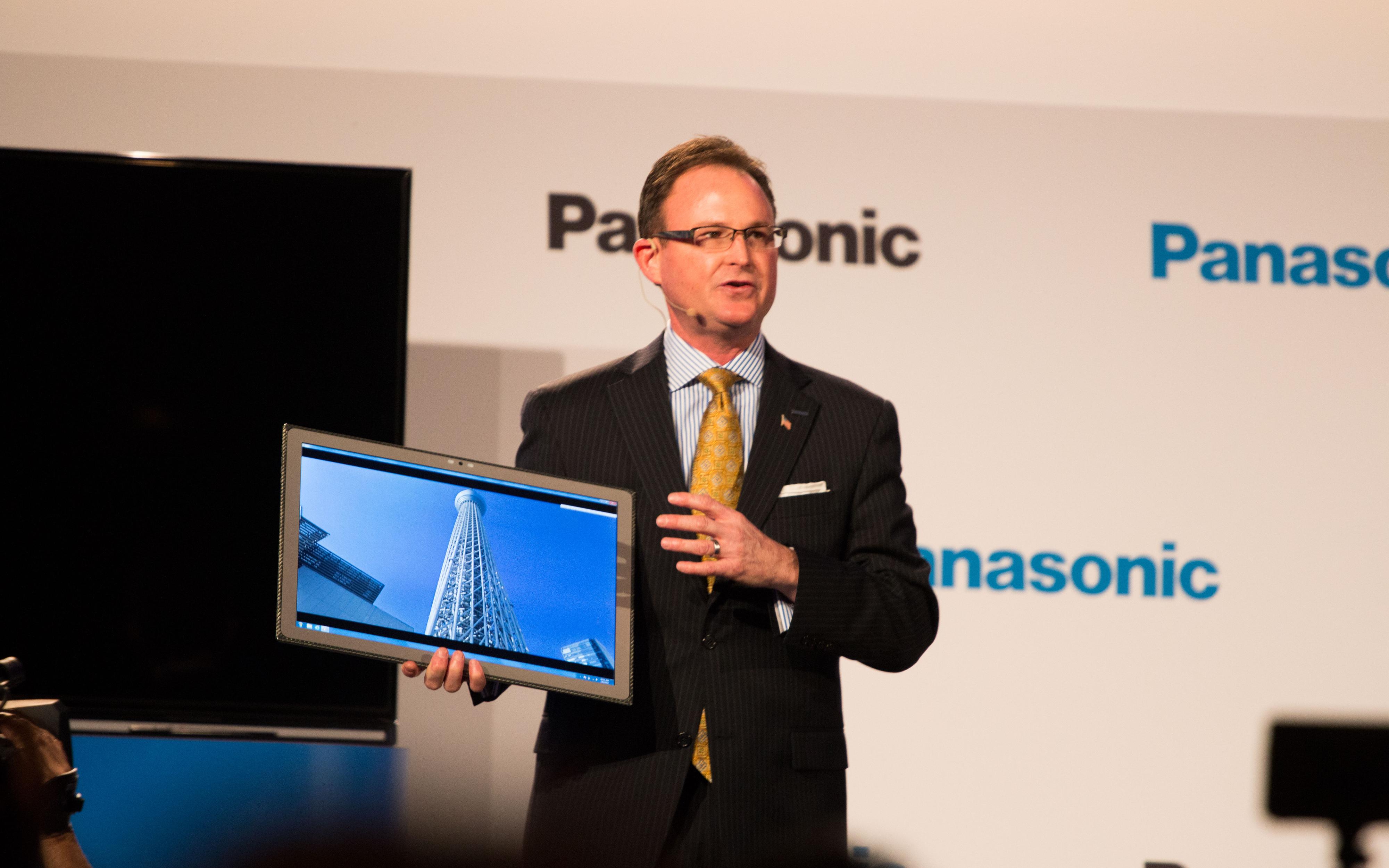 Ranve Poehler i Panasonic lettet sløret av en kraftigere variant av nettbrettet på 20-tommer, med 4K-oppløsning.Foto: Varg Aamo, Hardware.no
