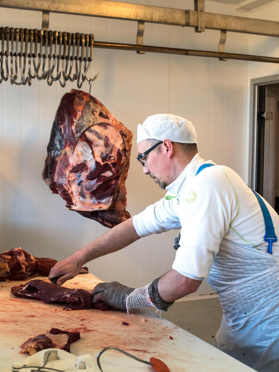 HÅNDVERK: Morten Kjus er selvstendig kjøttskjærer. Han tror forbrukerne er litt redde for å velge kjøttstykker de ikke er kjent med fra før. Foto: Thomas Andreassen/VG