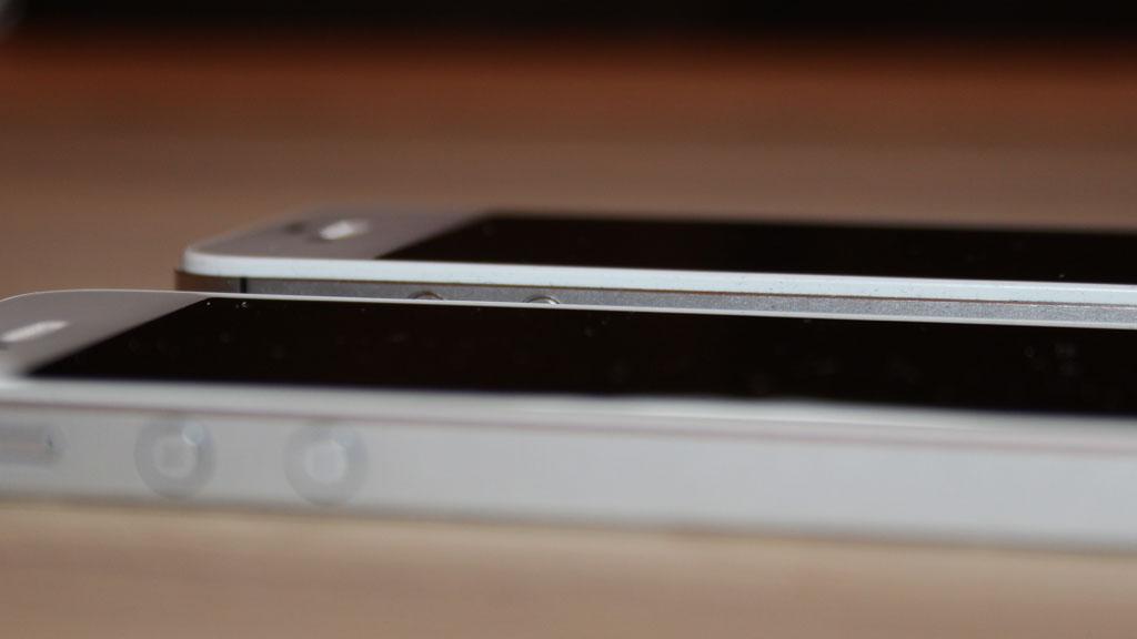 iPhone 5 (fremst) er litt tynnere enn iPhone 4.Foto: Espen Irwing Swang, Amobil.no