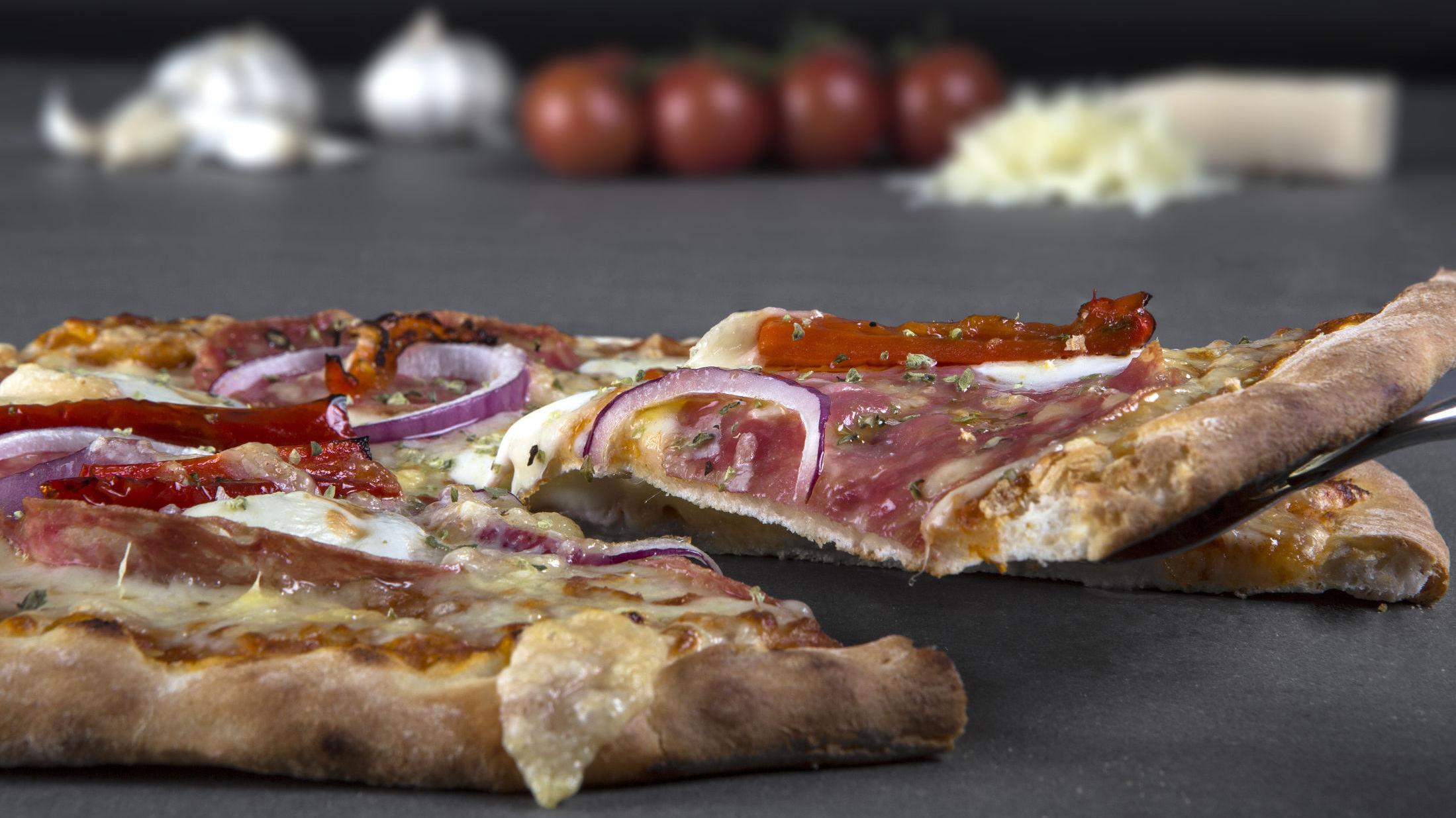 SMAKEN AV ITALIA: Ved å grille pizza får du den sprøe og gode bunnen, samt saftige smaken som en ekte italiensk pizza. Foto: Thomas Fredriksen