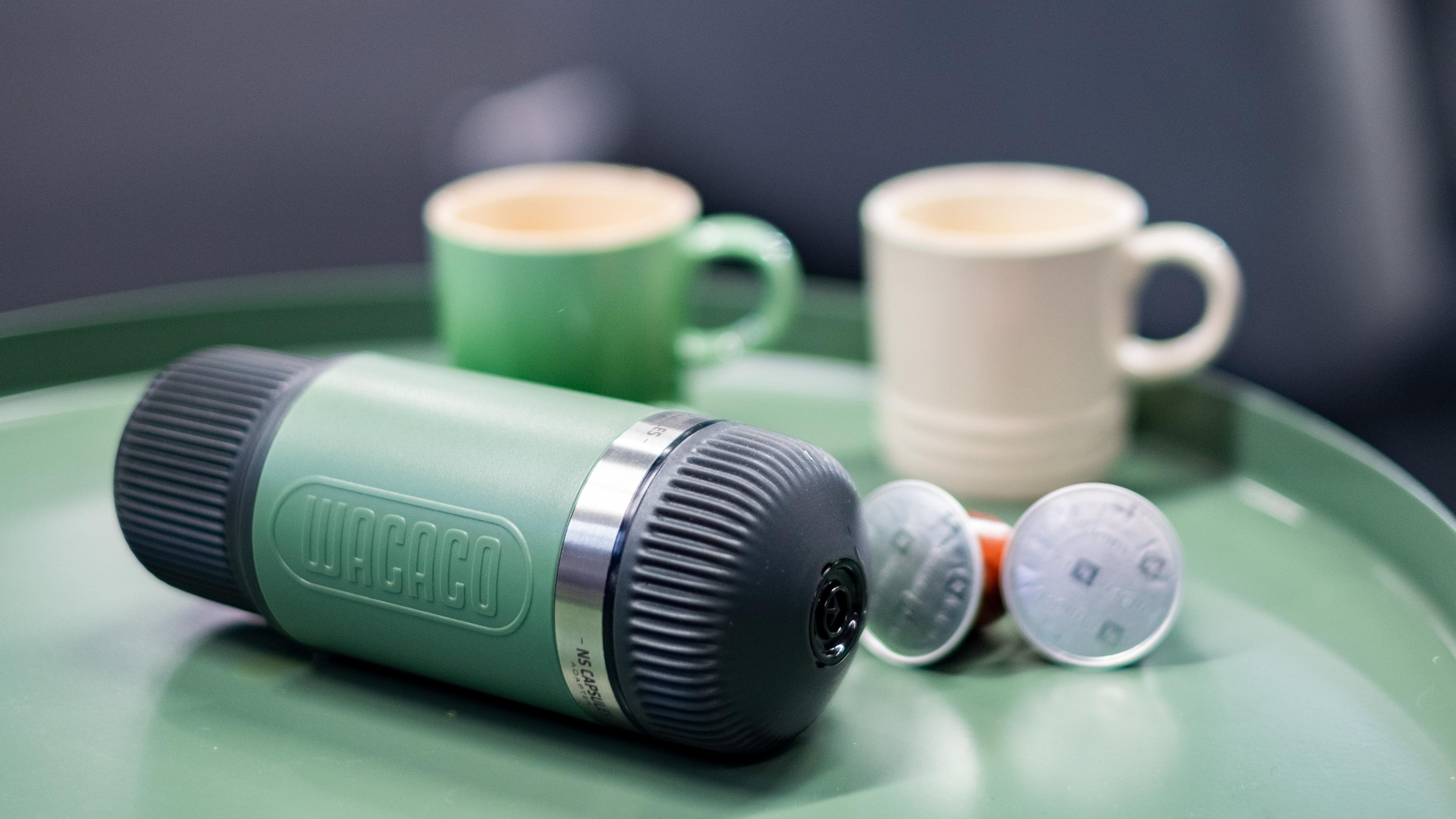 Den kompakte Nanopresso fungerer med malt espresso og Nespresso-kapsler.