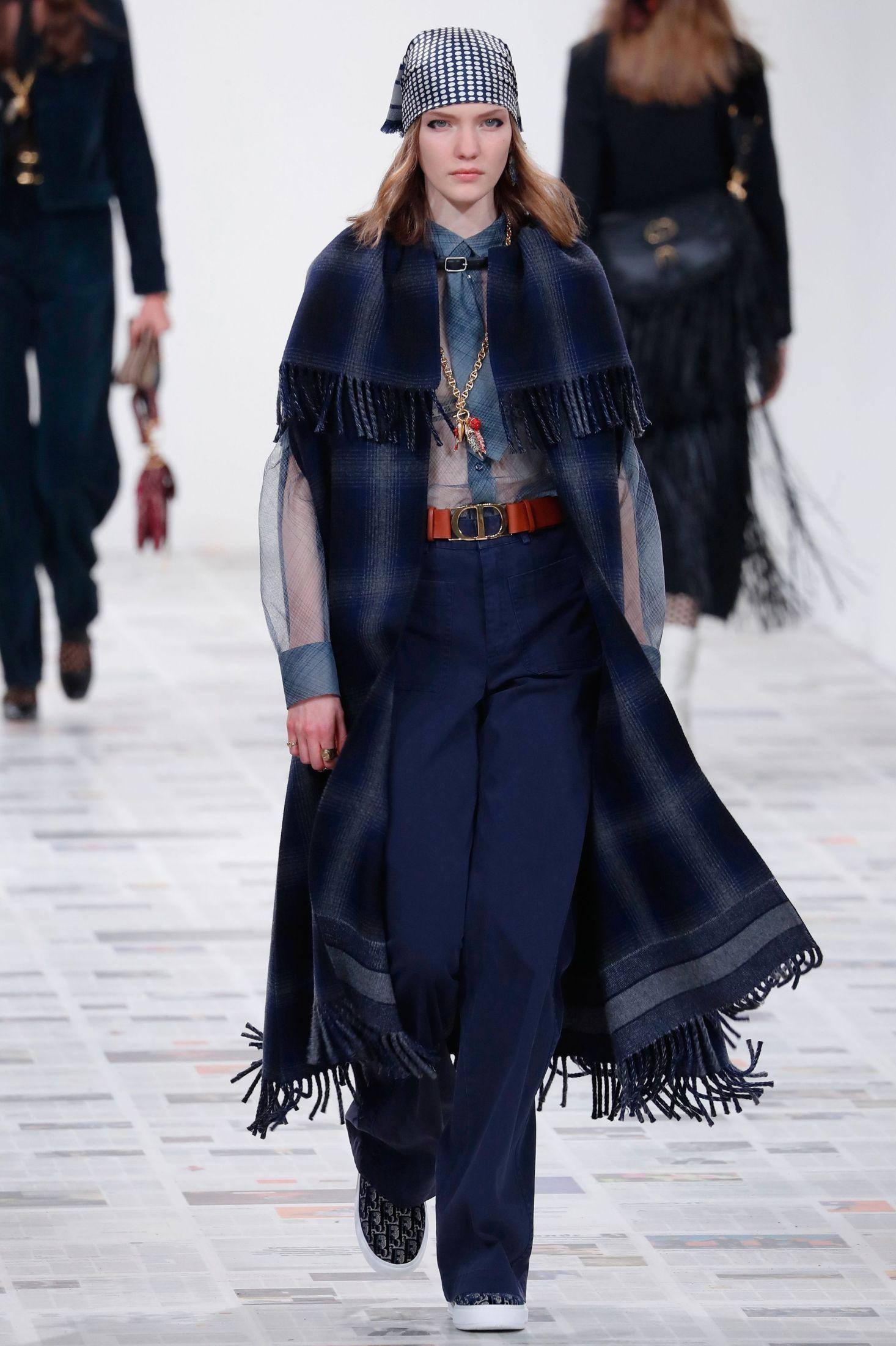 DIOR: Rutete ullkåpe som kan minne om ullpledd hos Diors høst- og vinterkolleksjon 2020. Foto: FRANCOIS GUILLOT / AFP