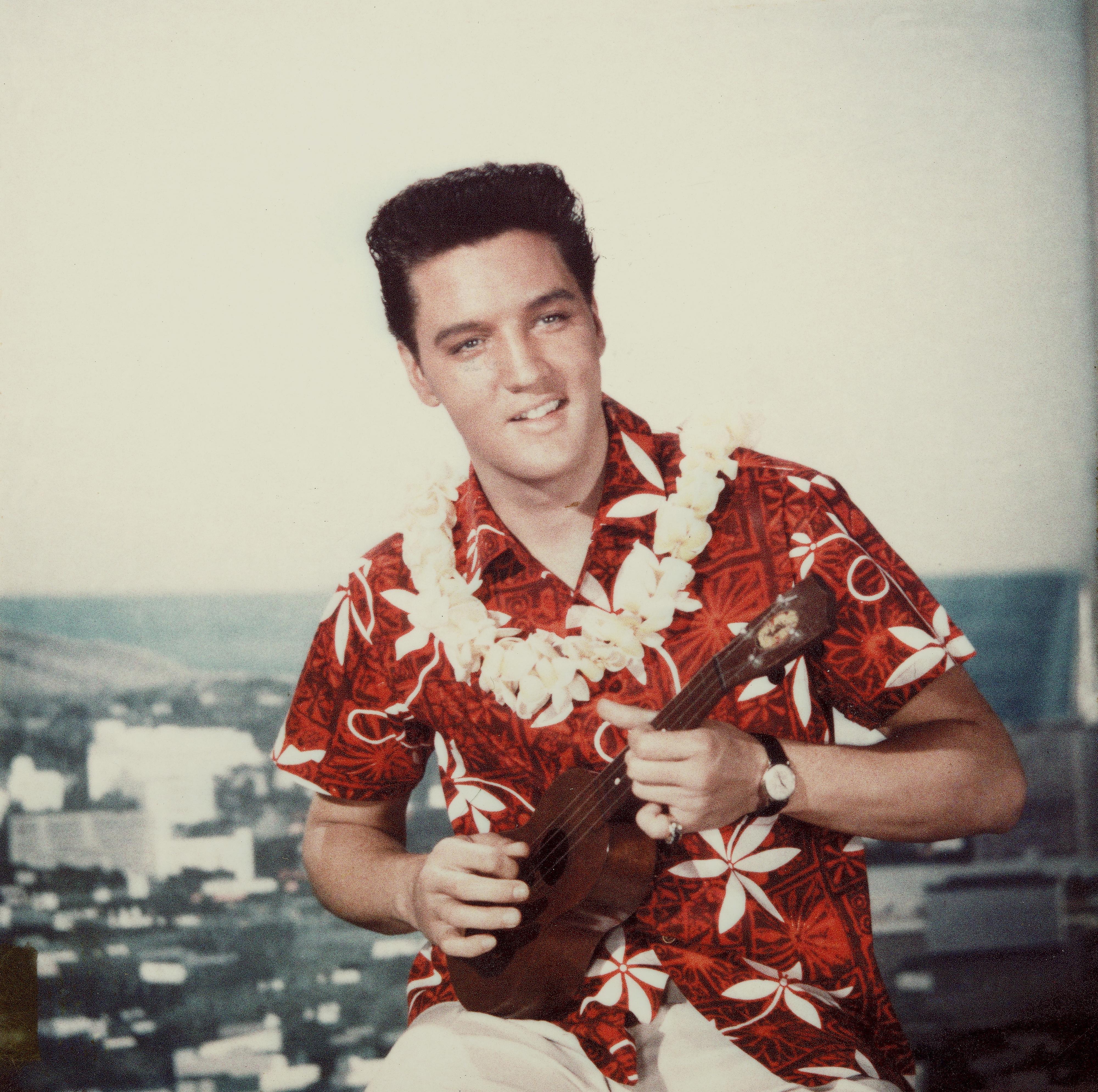 Med ukulele og Hawaiiskjorte i filmen «Blue Hawaii» fra 1961.
