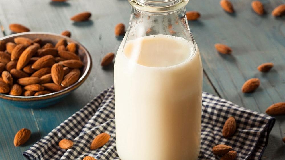 Mandelmjölk – så enkelt gör du den själv
