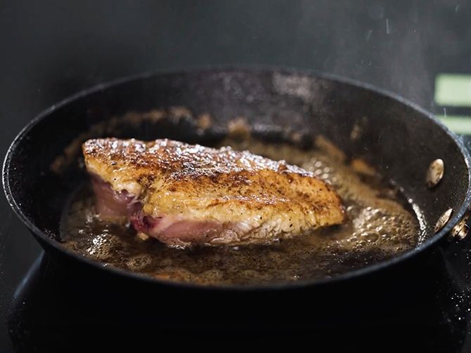 Kycklingfilé – det handlar om tre saker för att lyckas steka till perfektion, säger kocken Mattias Larsson.