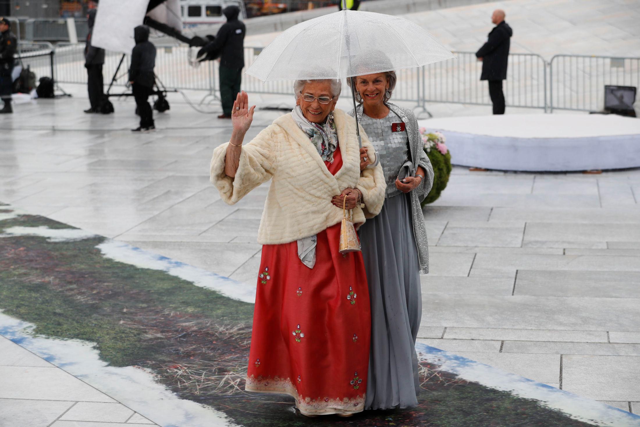 HOLDT VARMEN: Prinsesse Astrid fru Ferner hadde en hvit jakke over en rød kjole med stener på vei inn i Operaen.