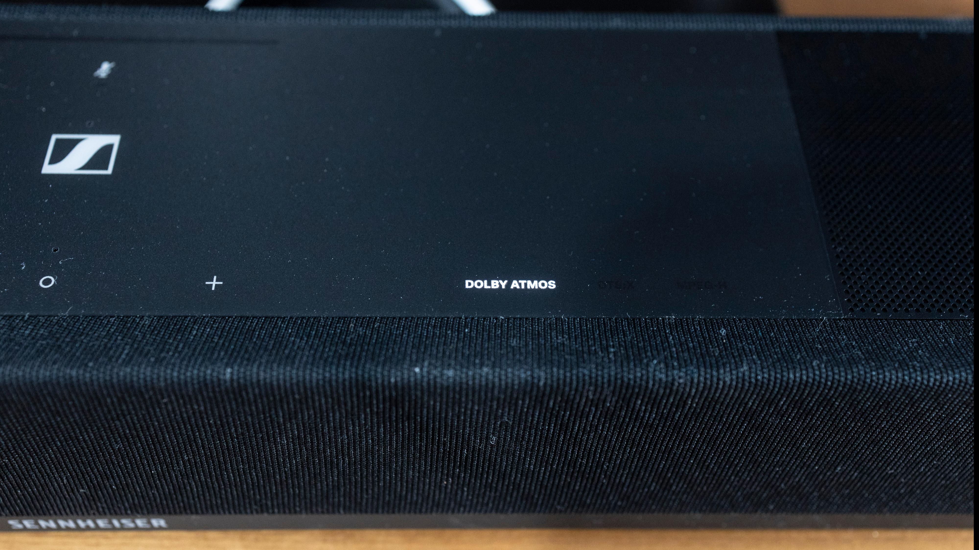 Et eget ikon på planken lyser opp  når du spiller av Dolby Atmos-innhold. 