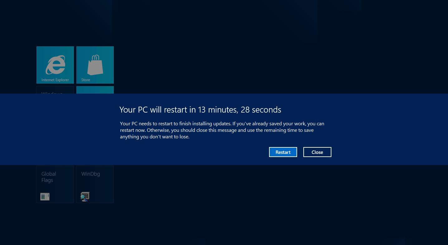 KREVER ADLYDENHET: Windows varsler om at du må restarte i fullskjerm, og teller demonstrativt ned for å sikre at du adlyder.Foto: Microsoft
