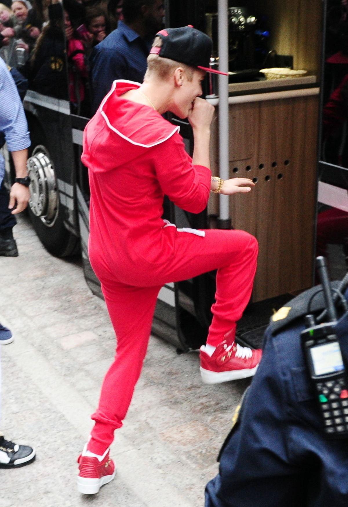 HØY KJENDISFAKTOR: Justin Bieber hadde på seg rød heldress fra Onepiece da han besøkte Stockholm i fjor. Foto: Aftonbladet